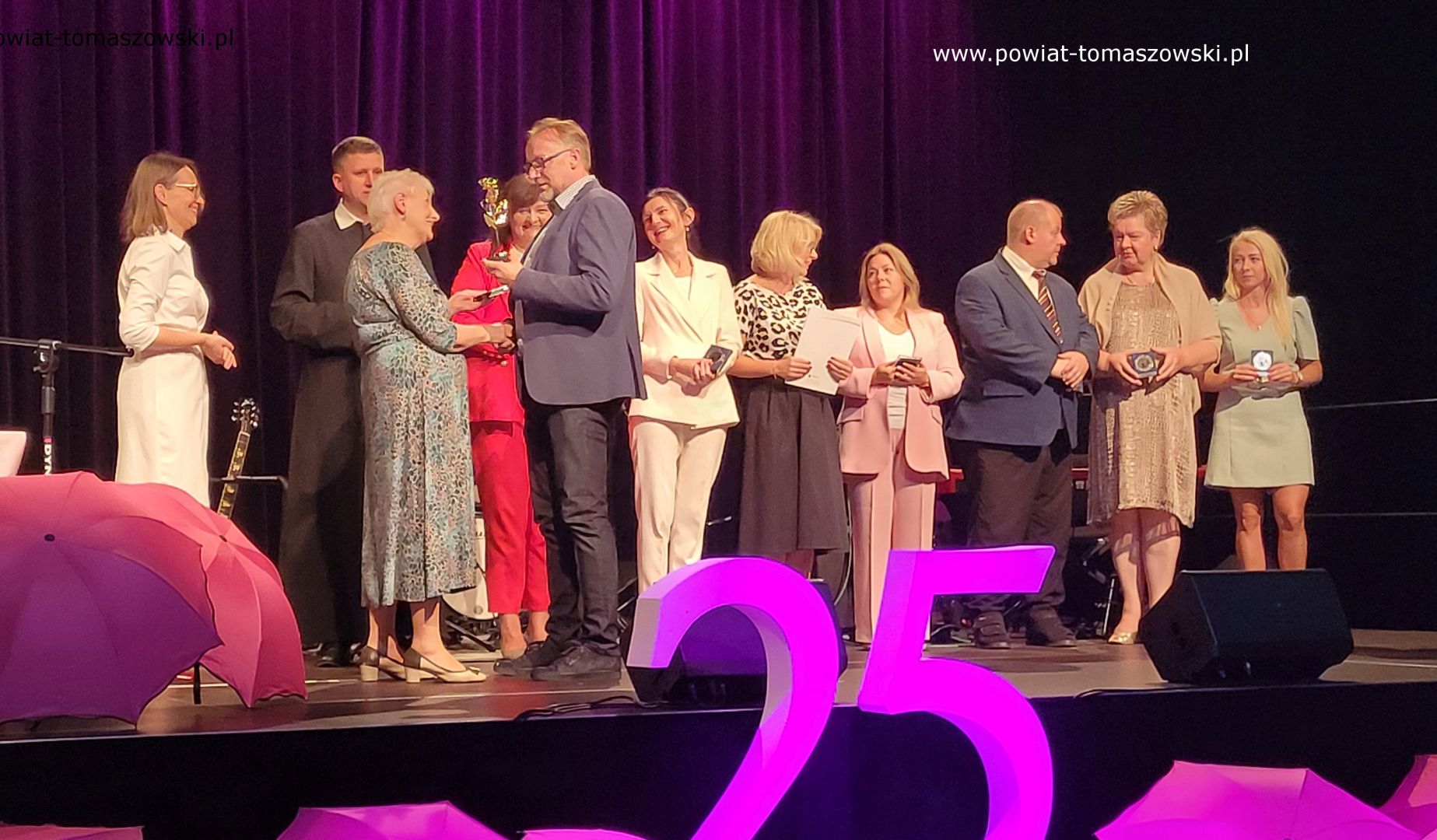 Na zdjęciu: uczestnicy uroczystości 25-lecia powstania Tomaszowskiego Stowarzyszenia Amazonek, kt&oacute;ra odbyła się w&nbsp;sobotę, 16 września 2023 roku w&nbsp;Powiatowym Centrum Animacji Społecznej w&nbsp;Tomaszowie Mazowieckim, 