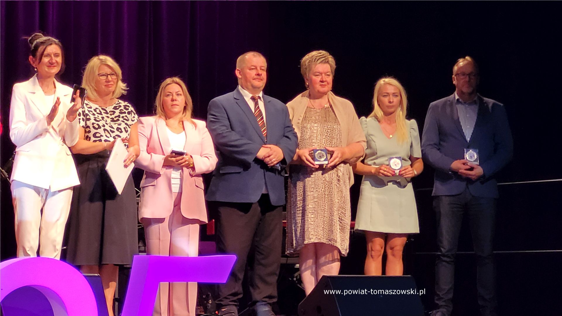 Na zdjęciu: uczestnicy uroczystości 25-lecia powstania Tomaszowskiego Stowarzyszenia Amazonek, kt&oacute;ra odbyła się w&nbsp;sobotę, 16 września 2023 roku w&nbsp;Powiatowym Centrum Animacji Społecznej w&nbsp;Tomaszowie Mazowieckim, 