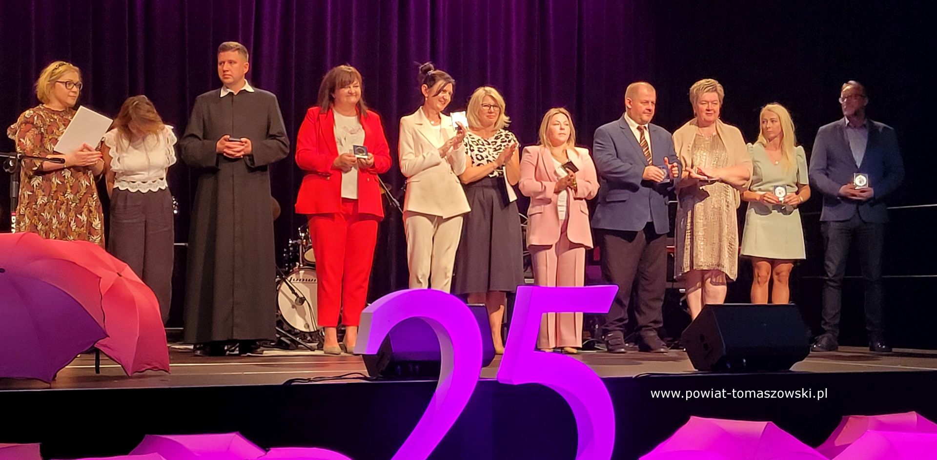 Na zdjęciu: uczestnicy uroczystości 25-lecia powstania Tomaszowskiego Stowarzyszenia Amazonek, kt&oacute;ra odbyła się w&nbsp;sobotę, 16 września 2023 roku w&nbsp;Powiatowym Centrum Animacji Społecznej w&nbsp;Tomaszowie Mazowieckim, 
