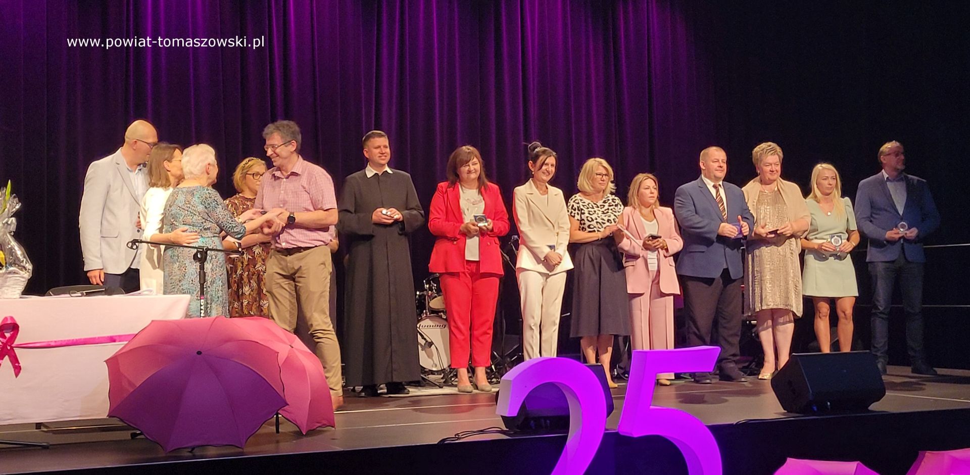 Na zdjęciu: uczestnicy uroczystości 25-lecia powstania Tomaszowskiego Stowarzyszenia Amazonek, kt&oacute;ra odbyła się w&nbsp;sobotę, 16 września 2023 roku w&nbsp;Powiatowym Centrum Animacji Społecznej w&nbsp;Tomaszowie Mazowieckim, 