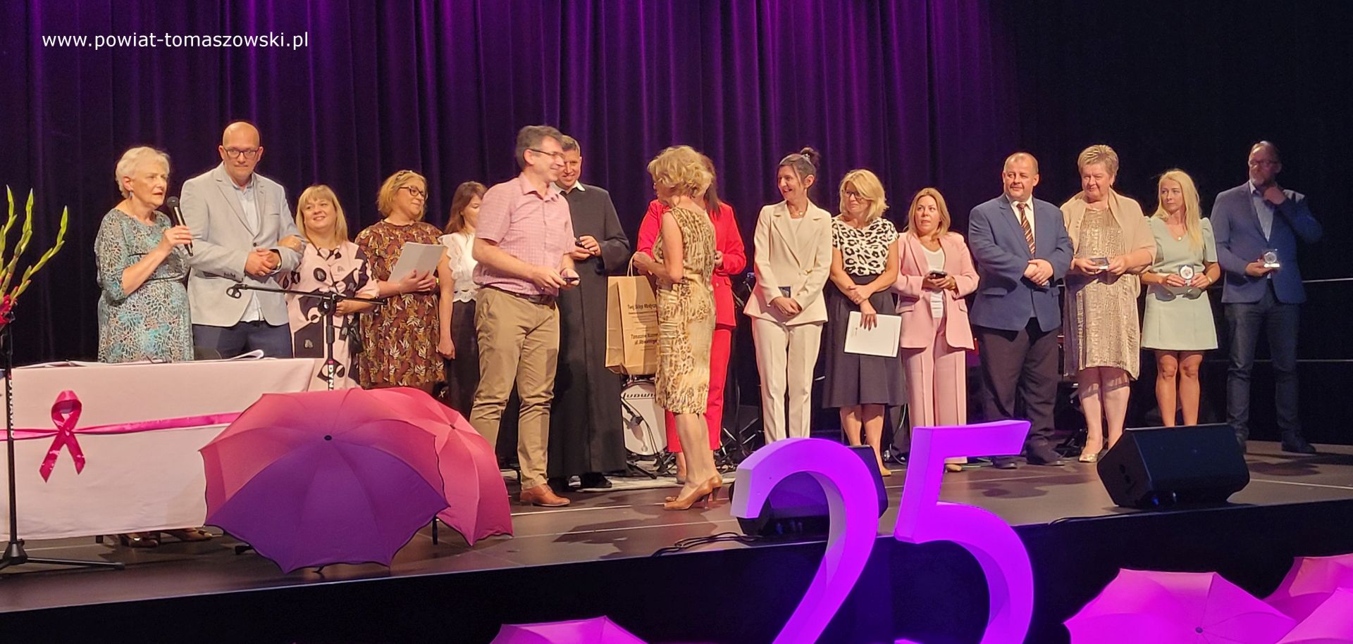 Na zdjęciu: uczestnicy uroczystości 25-lecia powstania Tomaszowskiego Stowarzyszenia Amazonek, kt&oacute;ra odbyła się w&nbsp;sobotę, 16 września 2023 roku w&nbsp;Powiatowym Centrum Animacji Społecznej w&nbsp;Tomaszowie Mazowieckim, 