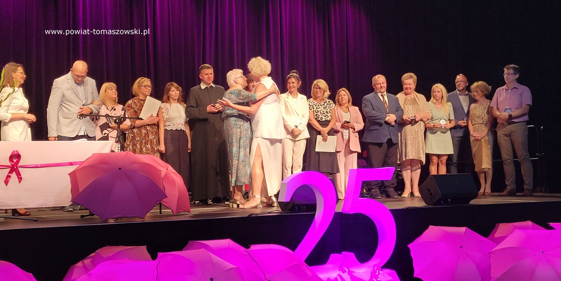 Na zdjęciu: uczestnicy uroczystości 25-lecia powstania Tomaszowskiego Stowarzyszenia Amazonek, kt&oacute;ra odbyła się w&nbsp;sobotę, 16 września 2023 roku w&nbsp;Powiatowym Centrum Animacji Społecznej w&nbsp;Tomaszowie Mazowieckim, 