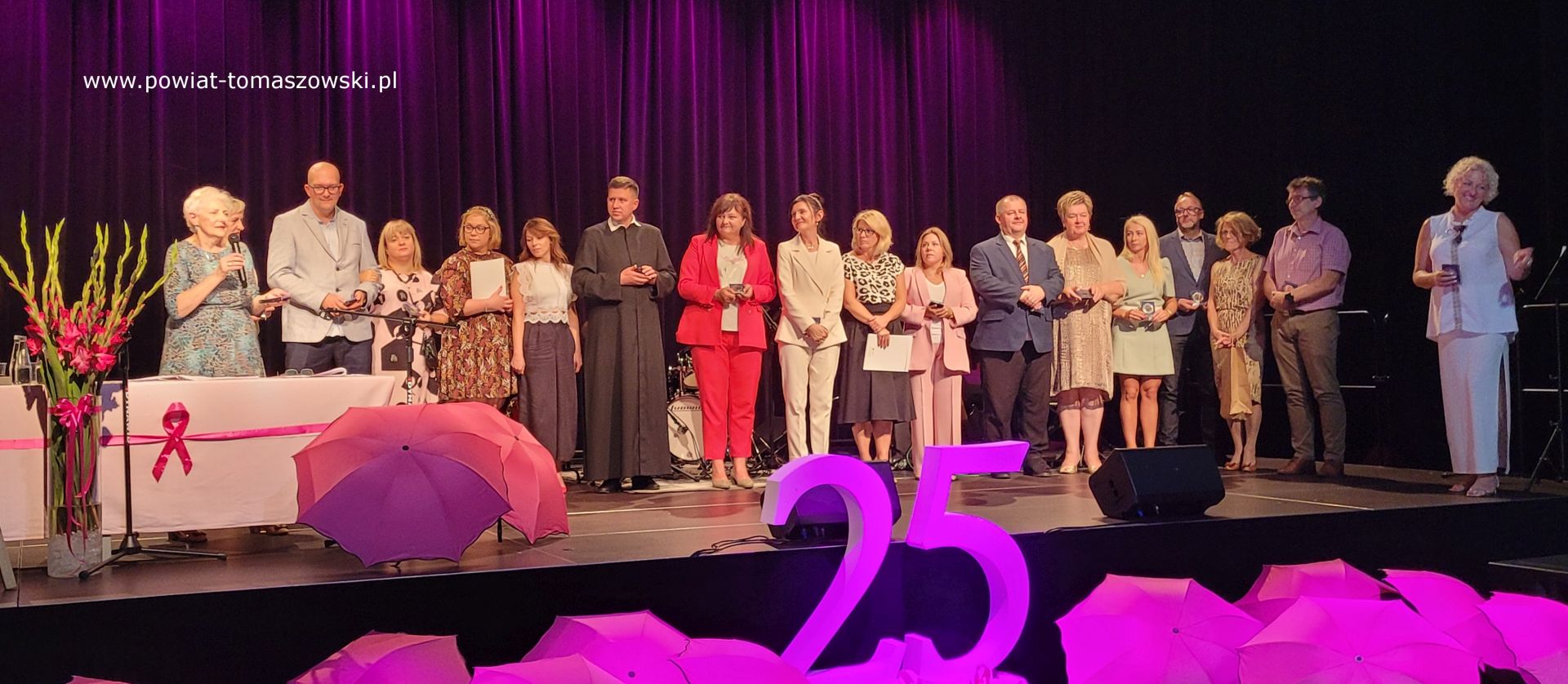 Na zdjęciu: uczestnicy uroczystości 25-lecia powstania Tomaszowskiego Stowarzyszenia Amazonek, kt&oacute;ra odbyła się w&nbsp;sobotę, 16 września 2023 roku w&nbsp;Powiatowym Centrum Animacji Społecznej w&nbsp;Tomaszowie Mazowieckim, 