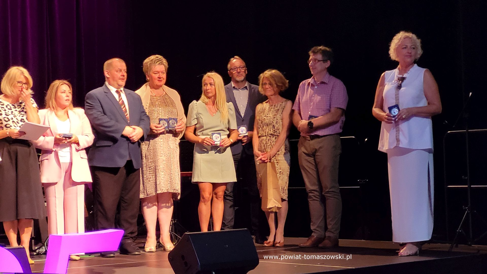 Na zdjęciu: uczestnicy uroczystości 25-lecia powstania Tomaszowskiego Stowarzyszenia Amazonek, kt&oacute;ra odbyła się w&nbsp;sobotę, 16 września 2023 roku w&nbsp;Powiatowym Centrum Animacji Społecznej w&nbsp;Tomaszowie Mazowieckim, 