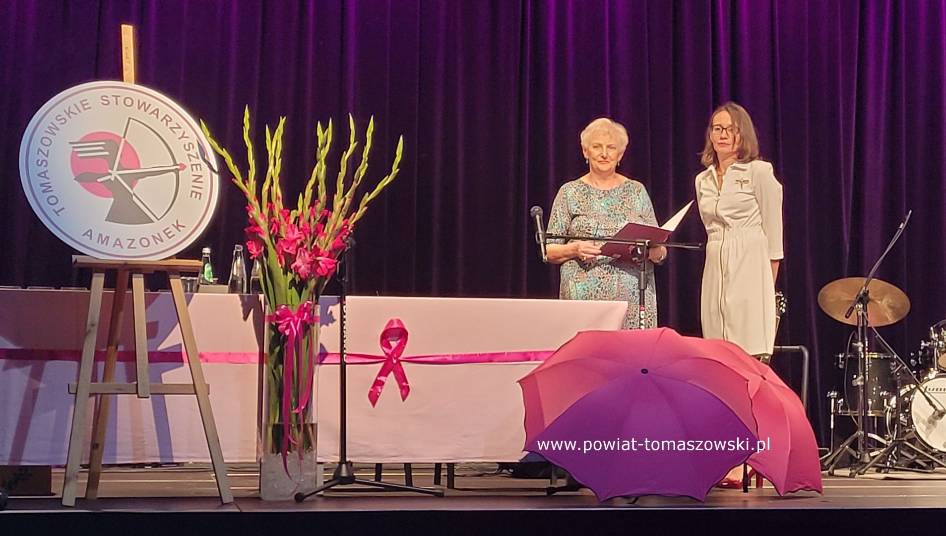 Na zdjęciu: uczestnicy uroczystości 25-lecia powstania Tomaszowskiego Stowarzyszenia Amazonek, kt&oacute;ra odbyła się w&nbsp;sobotę, 16 września 2023 roku w&nbsp;Powiatowym Centrum Animacji Społecznej w&nbsp;Tomaszowie Mazowieckim, 