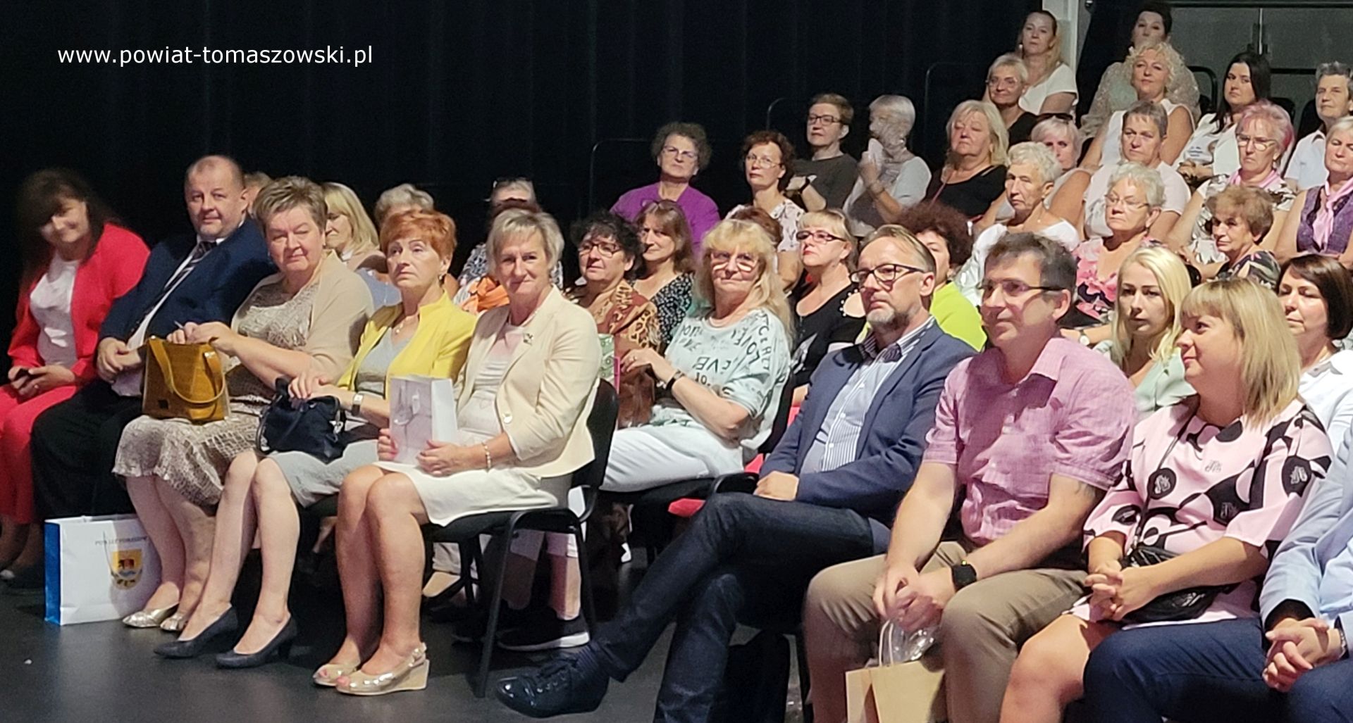 Na zdjęciu: uczestnicy uroczystości 25-lecia powstania Tomaszowskiego Stowarzyszenia Amazonek, kt&oacute;ra odbyła się w&nbsp;sobotę, 16 września 2023 roku w&nbsp;Powiatowym Centrum Animacji Społecznej w&nbsp;Tomaszowie Mazowieckim, 