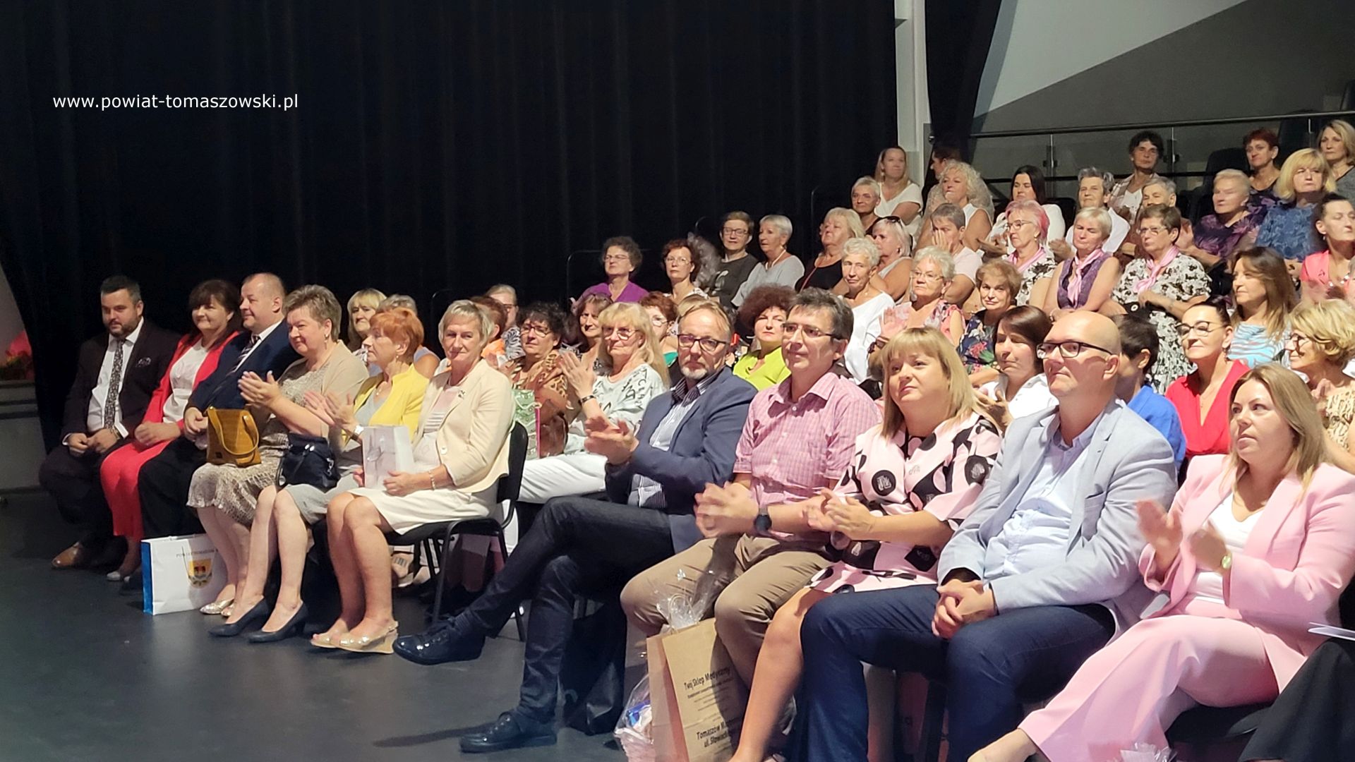 Na zdjęciu: uczestnicy uroczystości 25-lecia powstania Tomaszowskiego Stowarzyszenia Amazonek, kt&oacute;ra odbyła się w&nbsp;sobotę, 16 września 2023 roku w&nbsp;Powiatowym Centrum Animacji Społecznej w&nbsp;Tomaszowie Mazowieckim, 