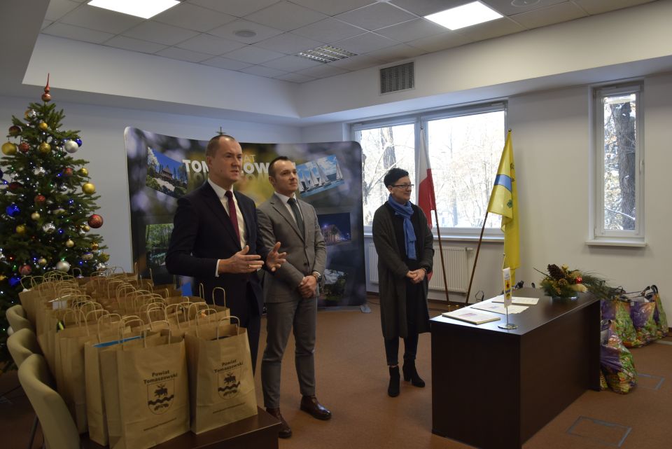 Na zdjęciu: uczestnicy podsumowania projektu pod nazwą „Młodzież na rozdrożu”, realizowanego przez fundację Arka Nadziei, które odbyło się w sali konferencyjnej w Starostwie Powiatowym w Tomaszowie Mazowieckim w poniedziałek, 19 grudnia 2022 roku, Na zdjęciu: uczestnicy podsumowania projektu pod nazwą „Młodzież na rozdrożu”, realizowanego przez fundację Arka Nadziei, które odbyło się w sali konferencyjnej w Starostwie Powiatowym w Tomaszowie Mazowieckim w poniedziałek, 19 grudnia 2022 roku,