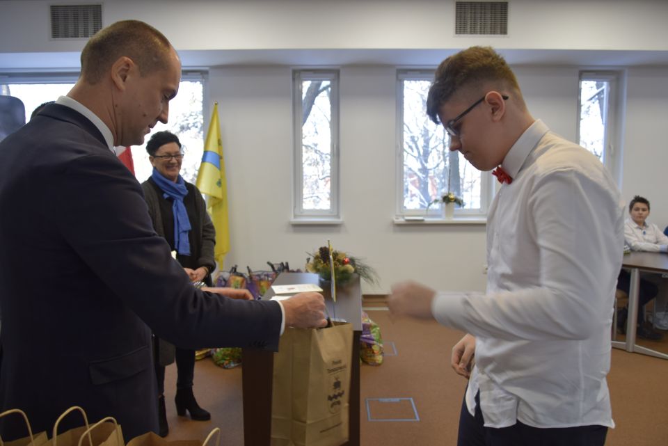 Na zdjęciu: uczestnicy podsumowania projektu pod nazwą „Młodzież na rozdrożu”, realizowanego przez fundację Arka Nadziei, które odbyło się w sali konferencyjnej w Starostwie Powiatowym w Tomaszowie Mazowieckim w poniedziałek, 19 grudnia 2022 roku, Na zdjęciu: uczestnicy podsumowania projektu pod nazwą „Młodzież na rozdrożu”, realizowanego przez fundację Arka Nadziei, które odbyło się w sali konferencyjnej w Starostwie Powiatowym w Tomaszowie Mazowieckim w poniedziałek, 19 grudnia 2022 roku,