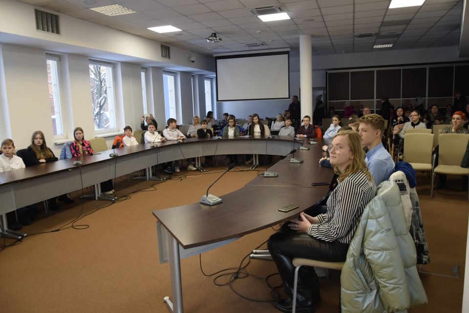 Na zdjęciu: uczestnicy podsumowania projektu pod nazwą „Młodzież na rozdrożu”, realizowanego przez fundację Arka Nadziei, które odbyło się w sali konferencyjnej w Starostwie Powiatowym w Tomaszowie Mazowieckim w poniedziałek, 19 grudnia 2022 roku, Na zdjęciu: uczestnicy podsumowania projektu pod nazwą „Młodzież na rozdrożu”, realizowanego przez fundację Arka Nadziei, które odbyło się w sali konferencyjnej w Starostwie Powiatowym w Tomaszowie Mazowieckim w poniedziałek, 19 grudnia 2022 roku,