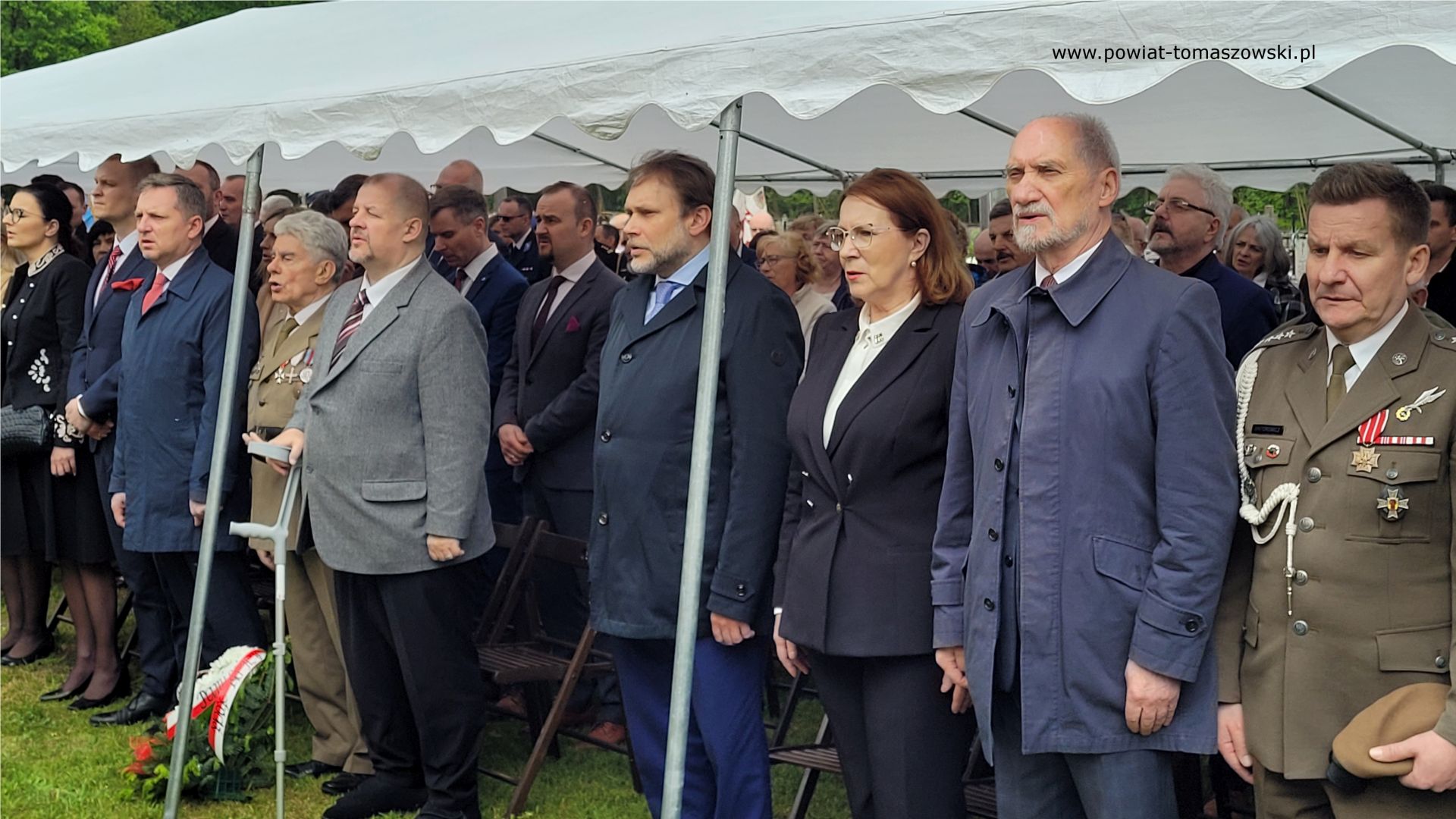 Na zdjęciu: uczestnicy uroczystości upamiętniającej żołnierzy Konspiracyjnego Wojska Polskiego zamordowanych 77 lat temu w Bąkowej Górze, która odbyła się w sobotę, 20 maja 2023 roku, w Bąkowej Górze, w powiecie piotrkowskim,