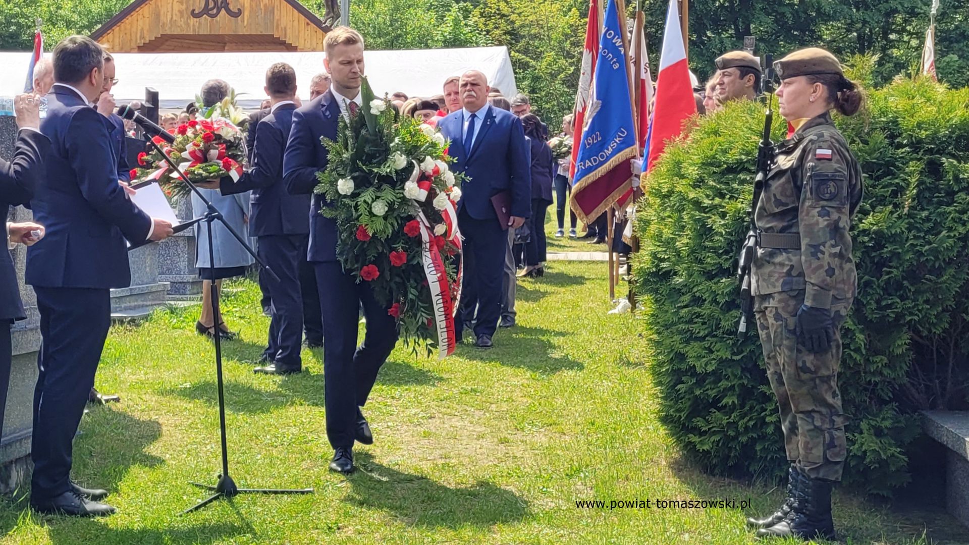 Na zdjęciu: uczestnicy uroczystości upamiętniającej żołnierzy Konspiracyjnego Wojska Polskiego zamordowanych 77 lat temu w Bąkowej Górze, która odbyła się w sobotę, 20 maja 2023 roku, w Bąkowej Górze, w powiecie piotrkowskim,