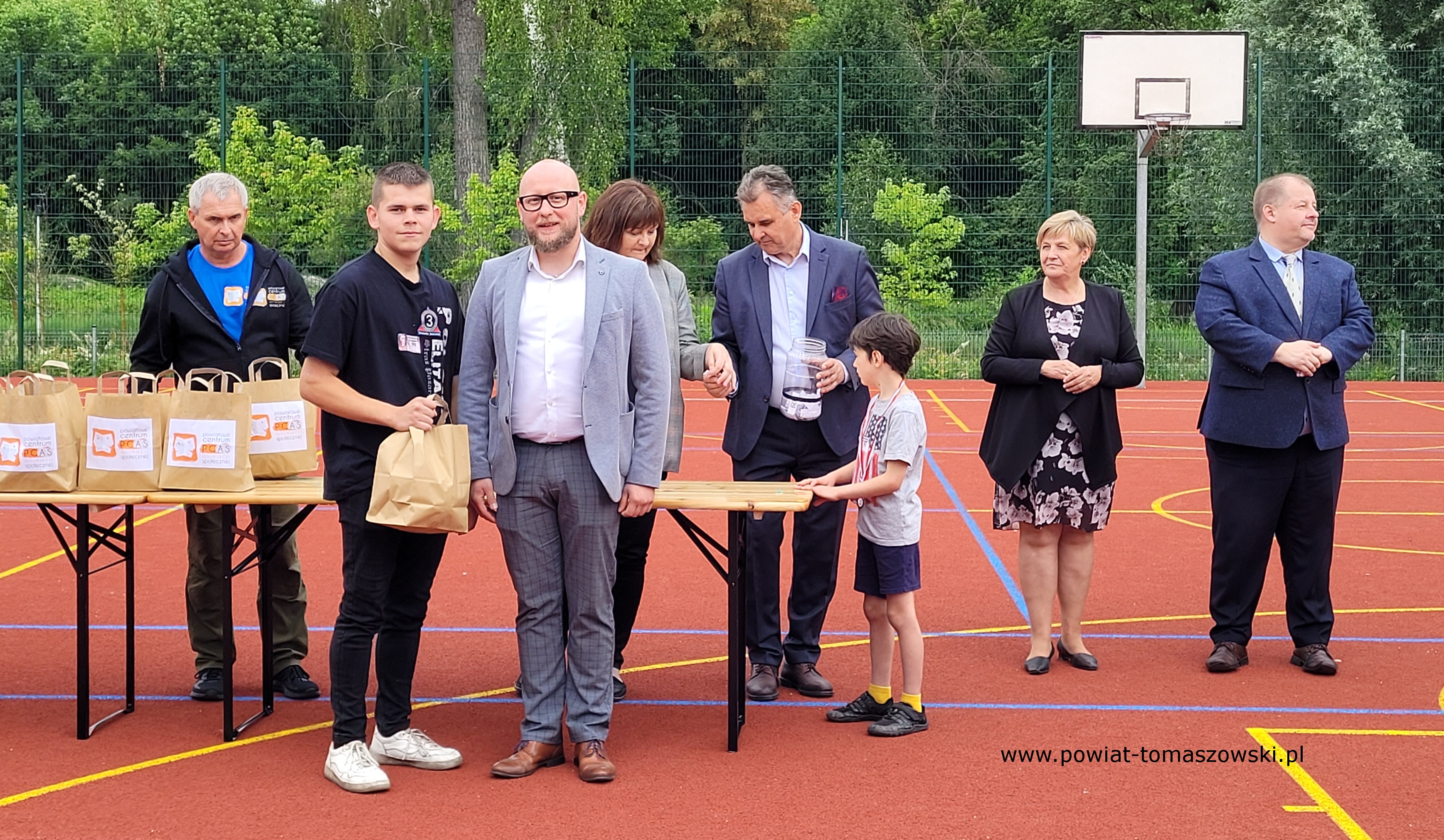 Na zdjęciu: uczestnicy VI Antoniańskiego Biegu Rekreacyjnego i Turnieju Piłki Nożnej, które odbyły się w czwartek, 13 czerwca 2024 roku, w Powiatowym Centrum Animacji Społecznej w Tomaszowie Mazowieckim, 
