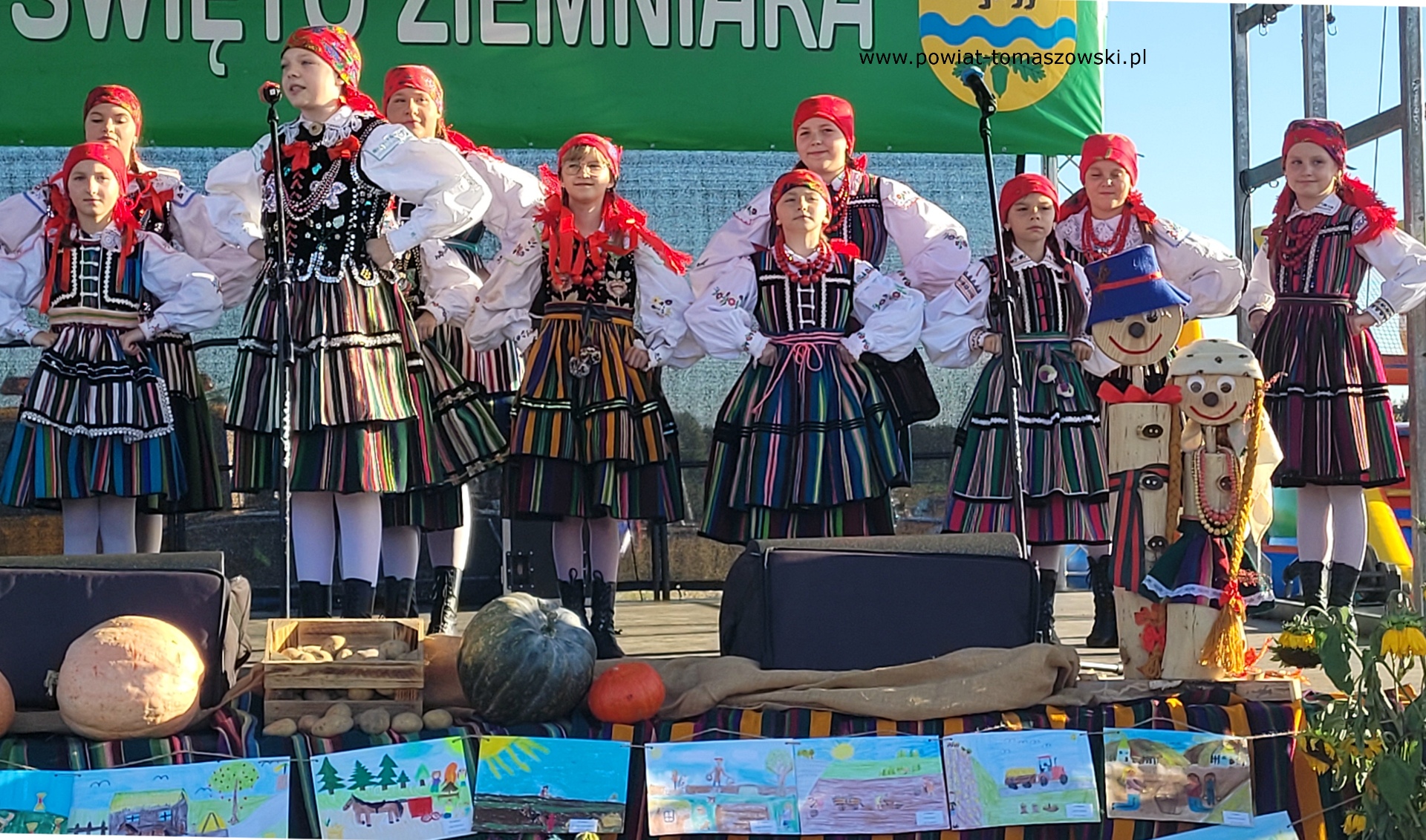 Na zdjęciu: uczestnicy XVIII Powiatowego Święta Ziemniaka, które odbyło się w sobotę, 20 września 2025 roku, w Brzustowie.