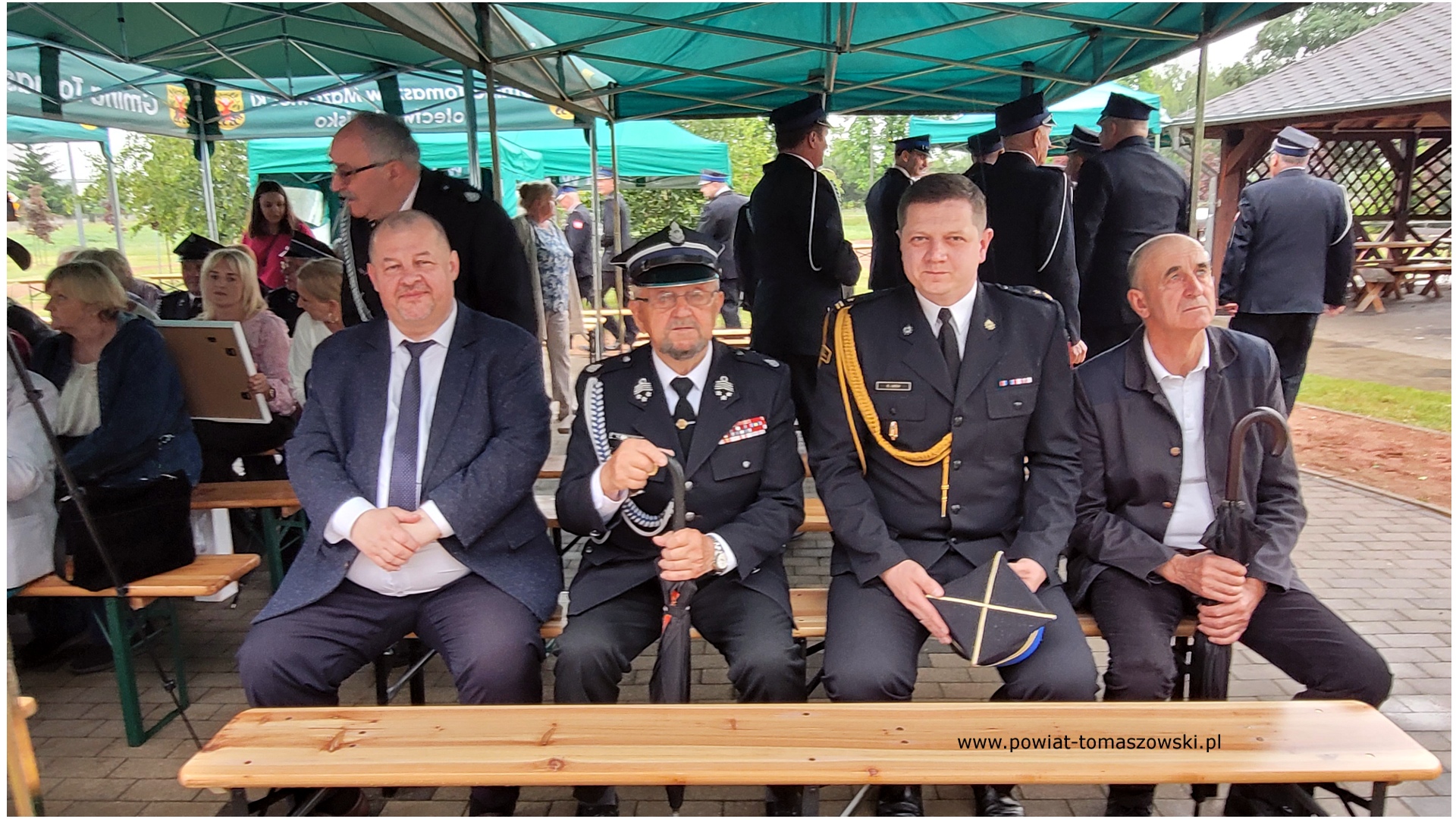 Na zdjęciu: uczestnicy obchod&oacute;w potr&oacute;jnego święta w&nbsp;Chorzęcinie &ndash; 740 lat miejscowości, 70-lecie &bdquo;Chorzęcinianek&rdquo; i&nbsp;nowy w&oacute;z dla OSP Chorzęcin, kt&oacute;re odbyły się w&nbsp;sobotę, 7 czerwca 2025 roku, w&nbsp;Chorzęcinie. 