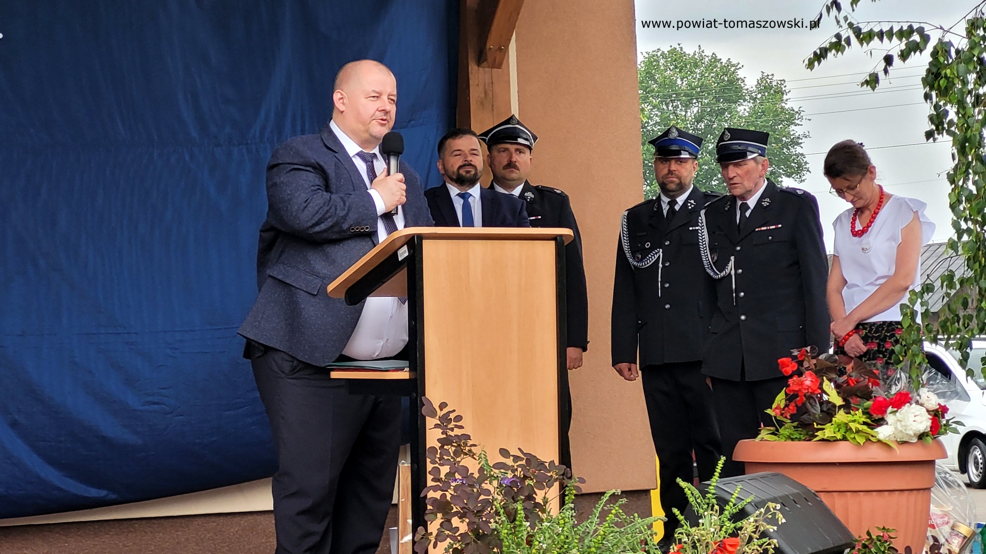 Na zdjęciu: uczestnicy obchod&oacute;w potr&oacute;jnego święta w&nbsp;Chorzęcinie &ndash; 740 lat miejscowości, 70-lecie &bdquo;Chorzęcinianek&rdquo; i&nbsp;nowy w&oacute;z dla OSP Chorzęcin, kt&oacute;re odbyły się w&nbsp;sobotę, 7 czerwca 2025 roku, w&nbsp;Chorzęcinie. 