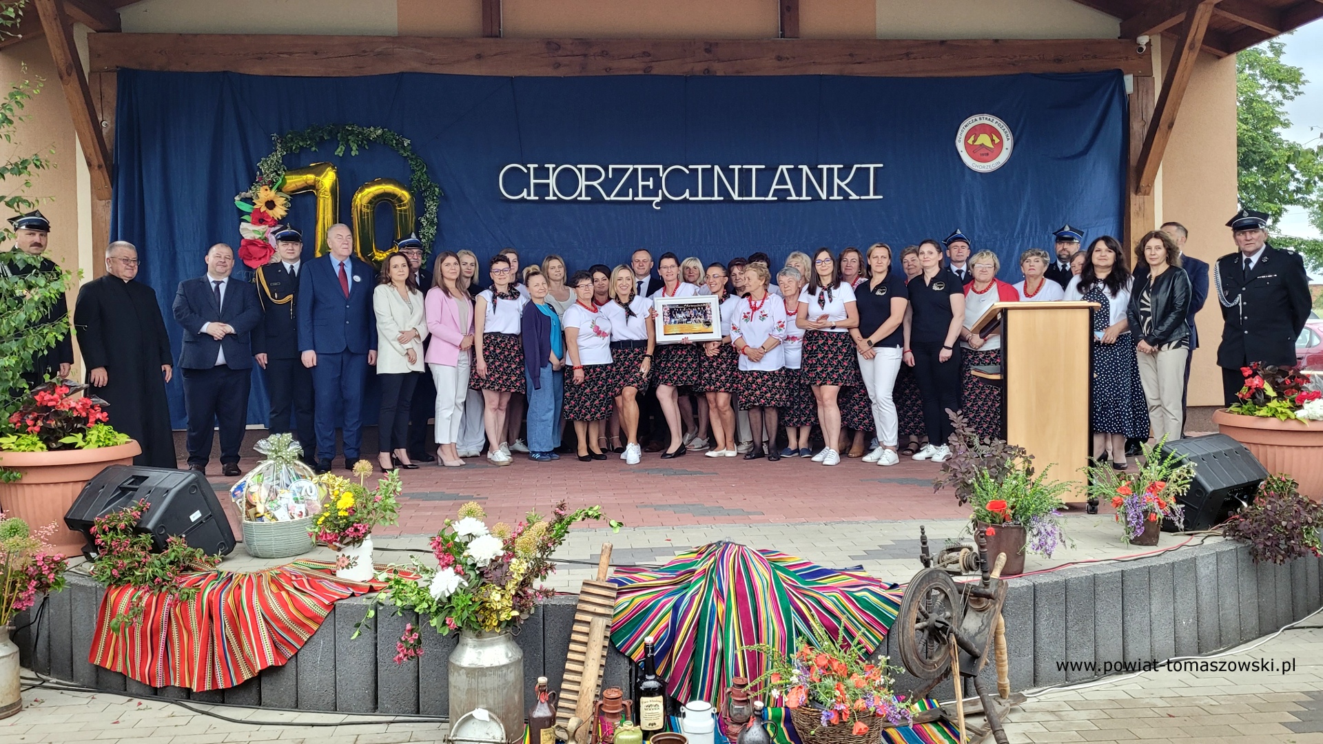 Na zdjęciu: uczestnicy obchod&oacute;w potr&oacute;jnego święta w&nbsp;Chorzęcinie &ndash; 740 lat miejscowości, 70-lecie &bdquo;Chorzęcinianek&rdquo; i&nbsp;nowy w&oacute;z dla OSP Chorzęcin, kt&oacute;re odbyły się w&nbsp;sobotę, 7 czerwca 2025 roku, w&nbsp;Chorzęcinie. 