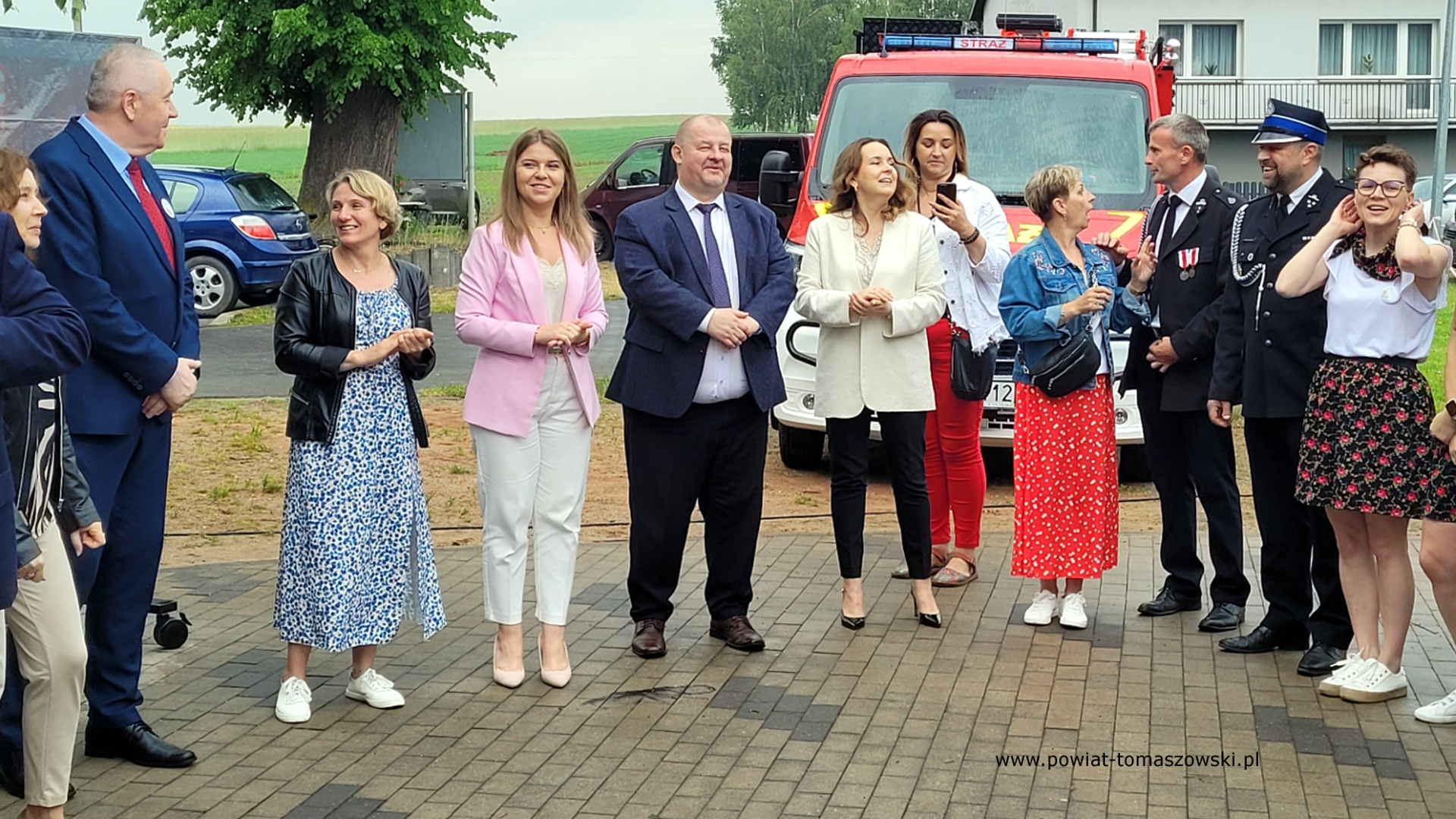 Na zdjęciu: uczestnicy obchod&oacute;w potr&oacute;jnego święta w&nbsp;Chorzęcinie &ndash; 740 lat miejscowości, 70-lecie &bdquo;Chorzęcinianek&rdquo; i&nbsp;nowy w&oacute;z dla OSP Chorzęcin, kt&oacute;re odbyły się w&nbsp;sobotę, 7 czerwca 2025 roku, w&nbsp;Chorzęcinie. 