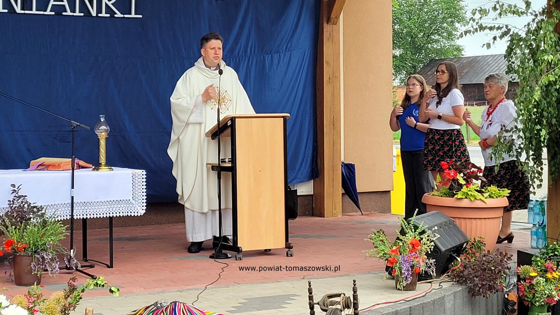 Na zdjęciu: uczestnicy obchod&oacute;w potr&oacute;jnego święta w&nbsp;Chorzęcinie &ndash; 740 lat miejscowości, 70-lecie &bdquo;Chorzęcinianek&rdquo; i&nbsp;nowy w&oacute;z dla OSP Chorzęcin, kt&oacute;re odbyły się w&nbsp;sobotę, 7 czerwca 2025 roku, w&nbsp;Chorzęcinie. 