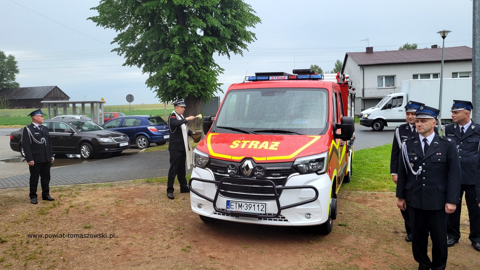 Na zdjęciu: uczestnicy obchod&oacute;w potr&oacute;jnego święta w&nbsp;Chorzęcinie &ndash; 740 lat miejscowości, 70-lecie &bdquo;Chorzęcinianek&rdquo; i&nbsp;nowy w&oacute;z dla OSP Chorzęcin, kt&oacute;re odbyły się w&nbsp;sobotę, 7 czerwca 2025 roku, w&nbsp;Chorzęcinie. 