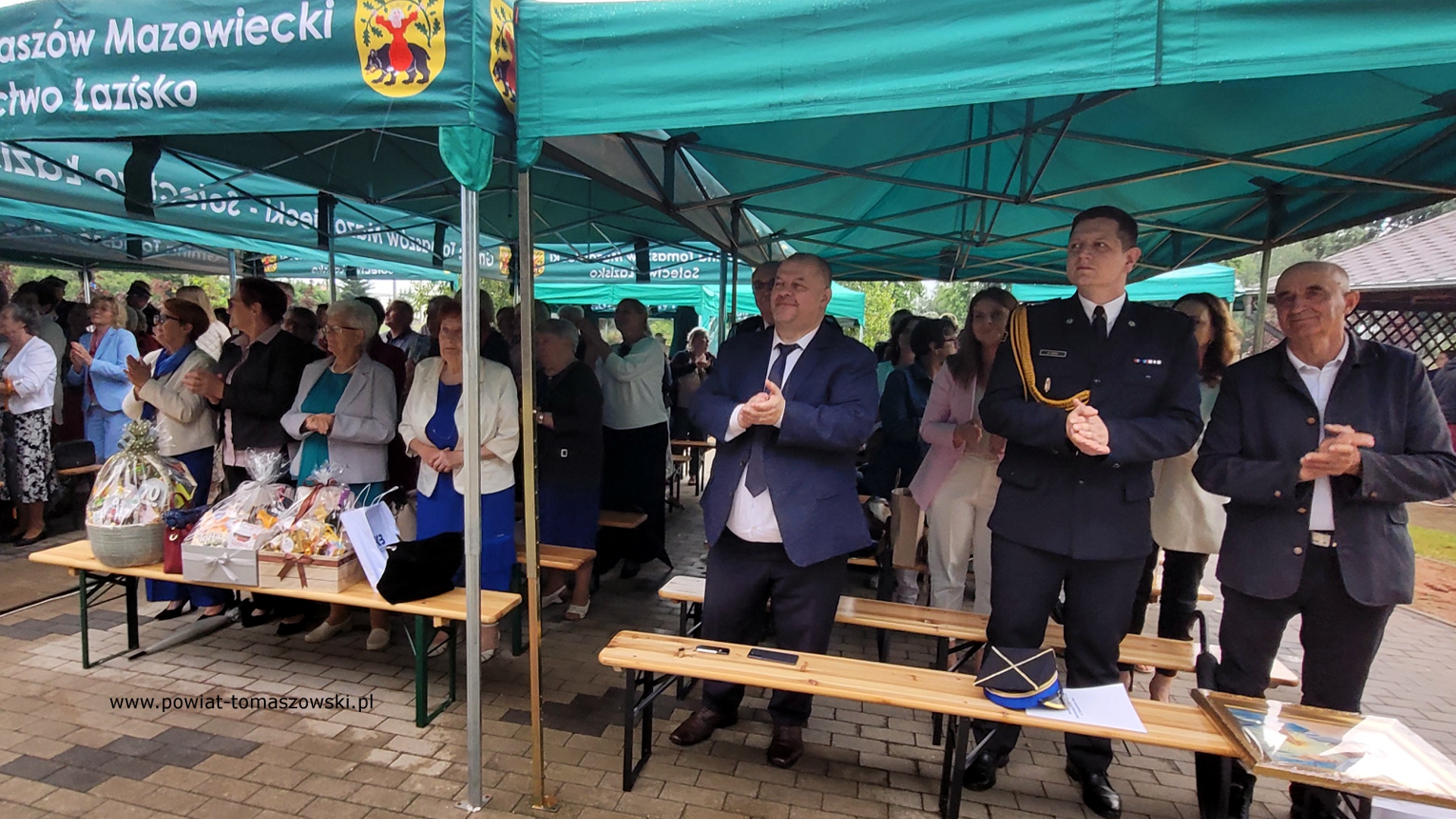 Na zdjęciu: uczestnicy obchod&oacute;w potr&oacute;jnego święta w&nbsp;Chorzęcinie &ndash; 740 lat miejscowości, 70-lecie &bdquo;Chorzęcinianek&rdquo; i&nbsp;nowy w&oacute;z dla OSP Chorzęcin, kt&oacute;re odbyły się w&nbsp;sobotę, 7 czerwca 2025 roku, w&nbsp;Chorzęcinie. 