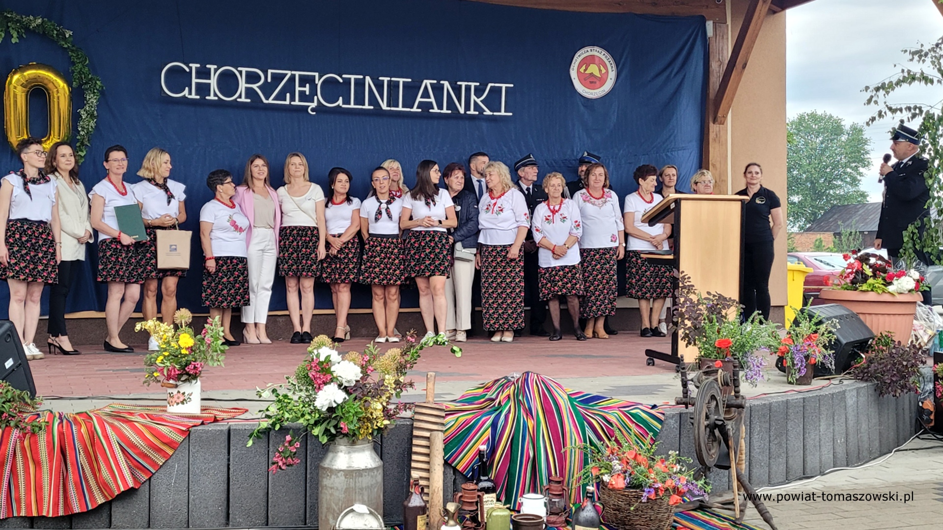 Na zdjęciu: uczestnicy obchod&oacute;w potr&oacute;jnego święta w&nbsp;Chorzęcinie &ndash; 740 lat miejscowości, 70-lecie &bdquo;Chorzęcinianek&rdquo; i&nbsp;nowy w&oacute;z dla OSP Chorzęcin, kt&oacute;re odbyły się w&nbsp;sobotę, 7 czerwca 2025 roku, w&nbsp;Chorzęcinie. 