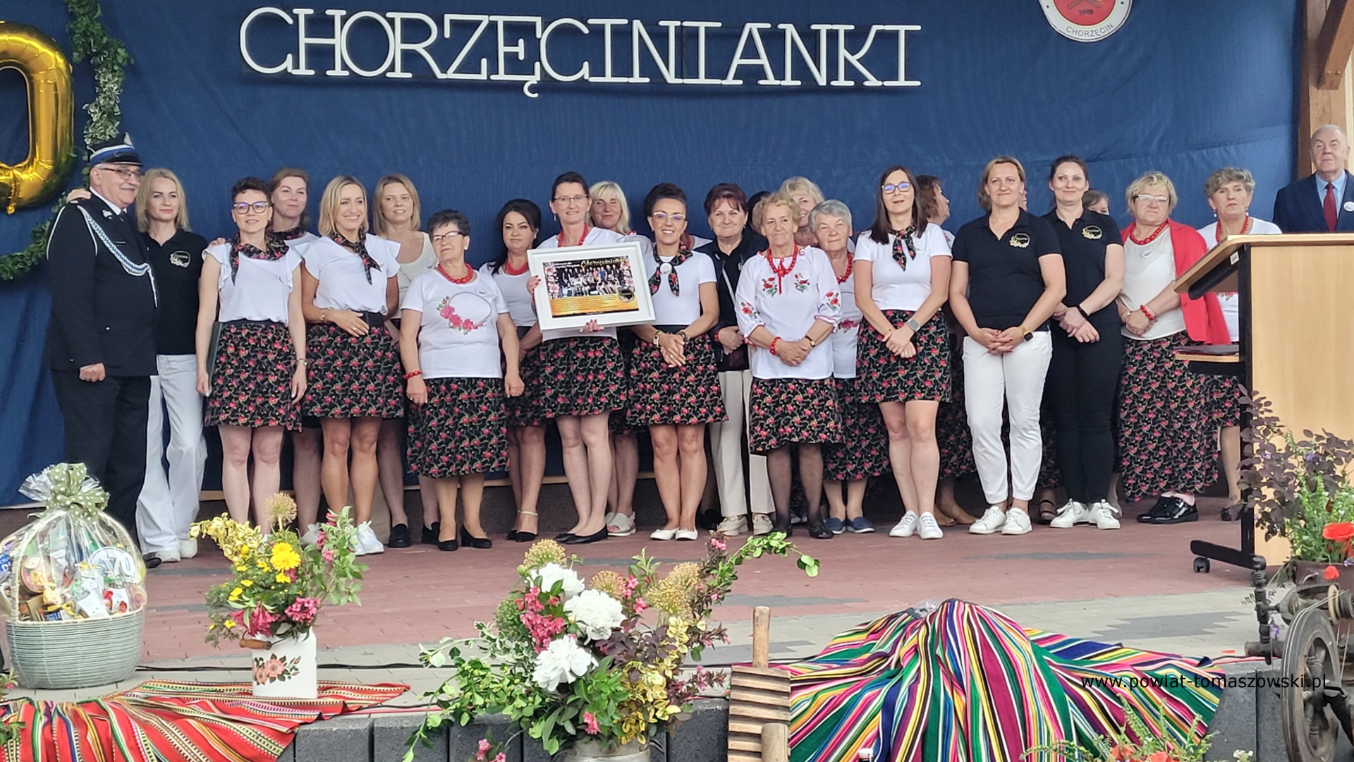 Na zdjęciu: uczestnicy obchod&oacute;w potr&oacute;jnego święta w&nbsp;Chorzęcinie &ndash; 740 lat miejscowości, 70-lecie &bdquo;Chorzęcinianek&rdquo; i&nbsp;nowy w&oacute;z dla OSP Chorzęcin, kt&oacute;re odbyły się w&nbsp;sobotę, 7 czerwca 2025 roku, w&nbsp;Chorzęcinie. 