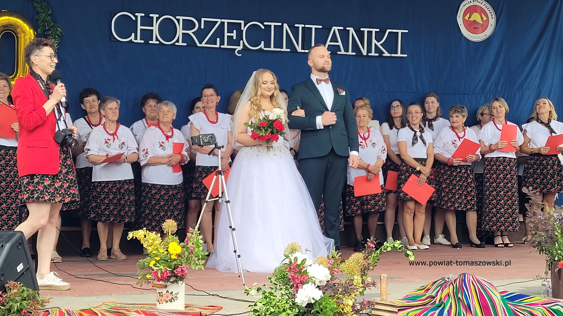 Na zdjęciu: uczestnicy obchod&oacute;w potr&oacute;jnego święta w&nbsp;Chorzęcinie &ndash; 740 lat miejscowości, 70-lecie &bdquo;Chorzęcinianek&rdquo; i&nbsp;nowy w&oacute;z dla OSP Chorzęcin, kt&oacute;re odbyły się w&nbsp;sobotę, 7 czerwca 2025 roku, w&nbsp;Chorzęcinie. 