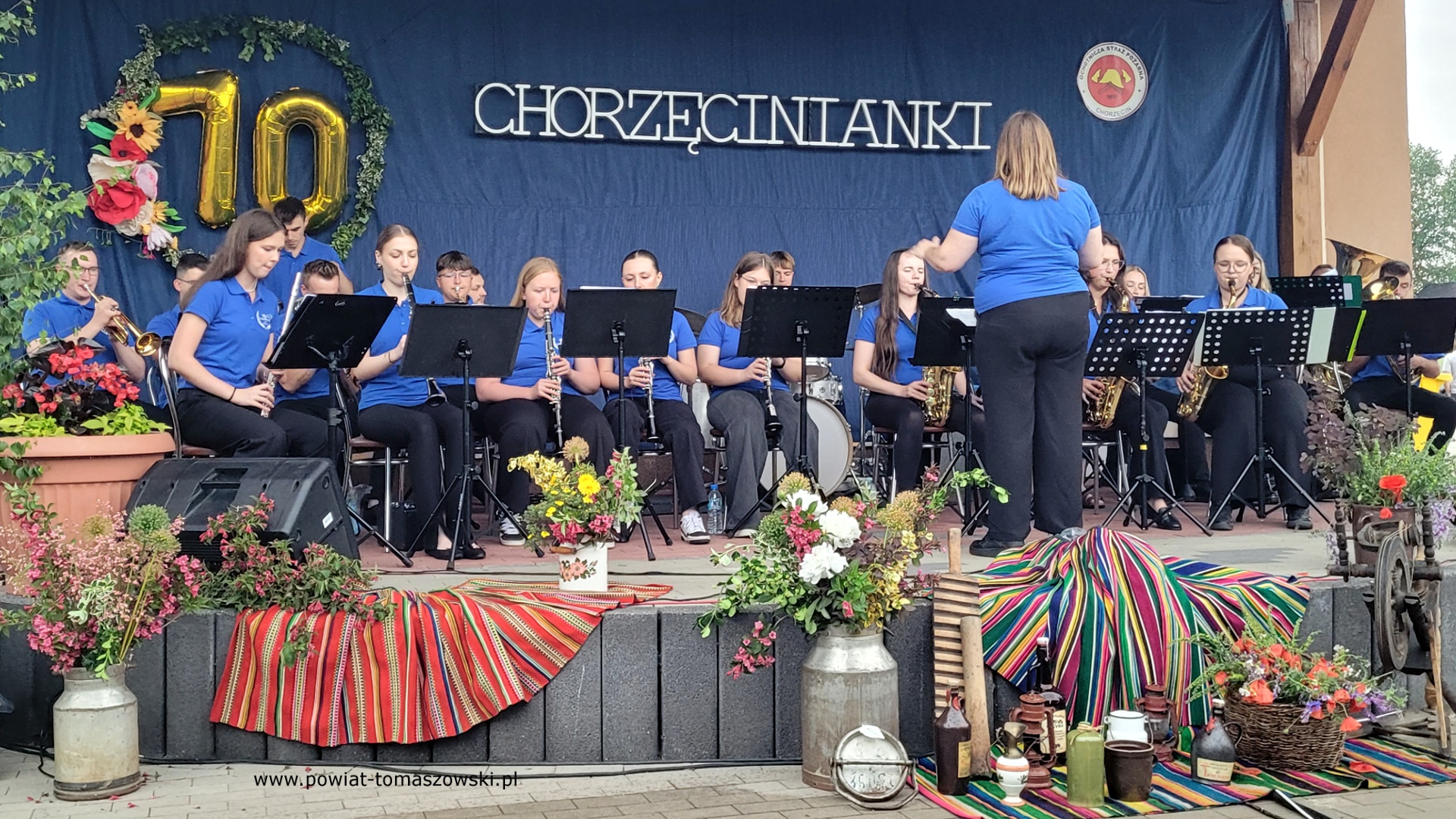 Na zdjęciu: uczestnicy obchod&oacute;w potr&oacute;jnego święta w&nbsp;Chorzęcinie &ndash; 740 lat miejscowości, 70-lecie &bdquo;Chorzęcinianek&rdquo; i&nbsp;nowy w&oacute;z dla OSP Chorzęcin, kt&oacute;re odbyły się w&nbsp;sobotę, 7 czerwca 2025 roku, w&nbsp;Chorzęcinie. 