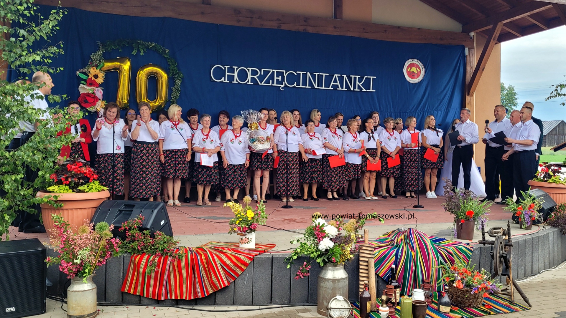 Na zdjęciu: uczestnicy obchod&oacute;w potr&oacute;jnego święta w&nbsp;Chorzęcinie &ndash; 740 lat miejscowości, 70-lecie &bdquo;Chorzęcinianek&rdquo; i&nbsp;nowy w&oacute;z dla OSP Chorzęcin, kt&oacute;re odbyły się w&nbsp;sobotę, 7 czerwca 2025 roku, w&nbsp;Chorzęcinie. 