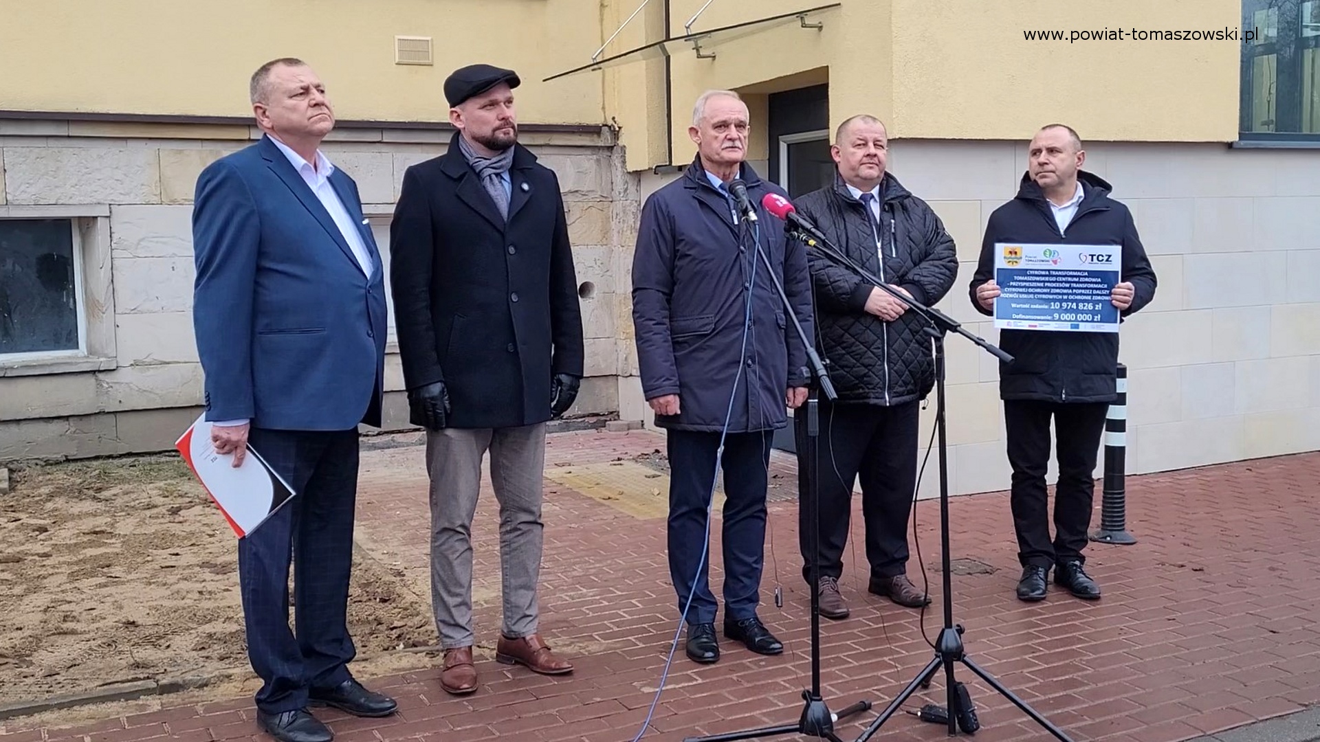 Na zdjęciu: uczestnicy konferencji prasowej dotyczącej pozyskania przez Tomaszowskie Centrum Zdrowia Sp. z&nbsp;o.o. ponad 9 mln zł dofinansowania na&nbsp;cyfryzację i&nbsp;rozw&oacute;j system&oacute;w informatycznych, kt&oacute;ra odbyła się w&nbsp;czwartek, 18 grudnia 2025 roku, na&nbsp;terenie Tomaszowskiego Centrum Zdrowia. 