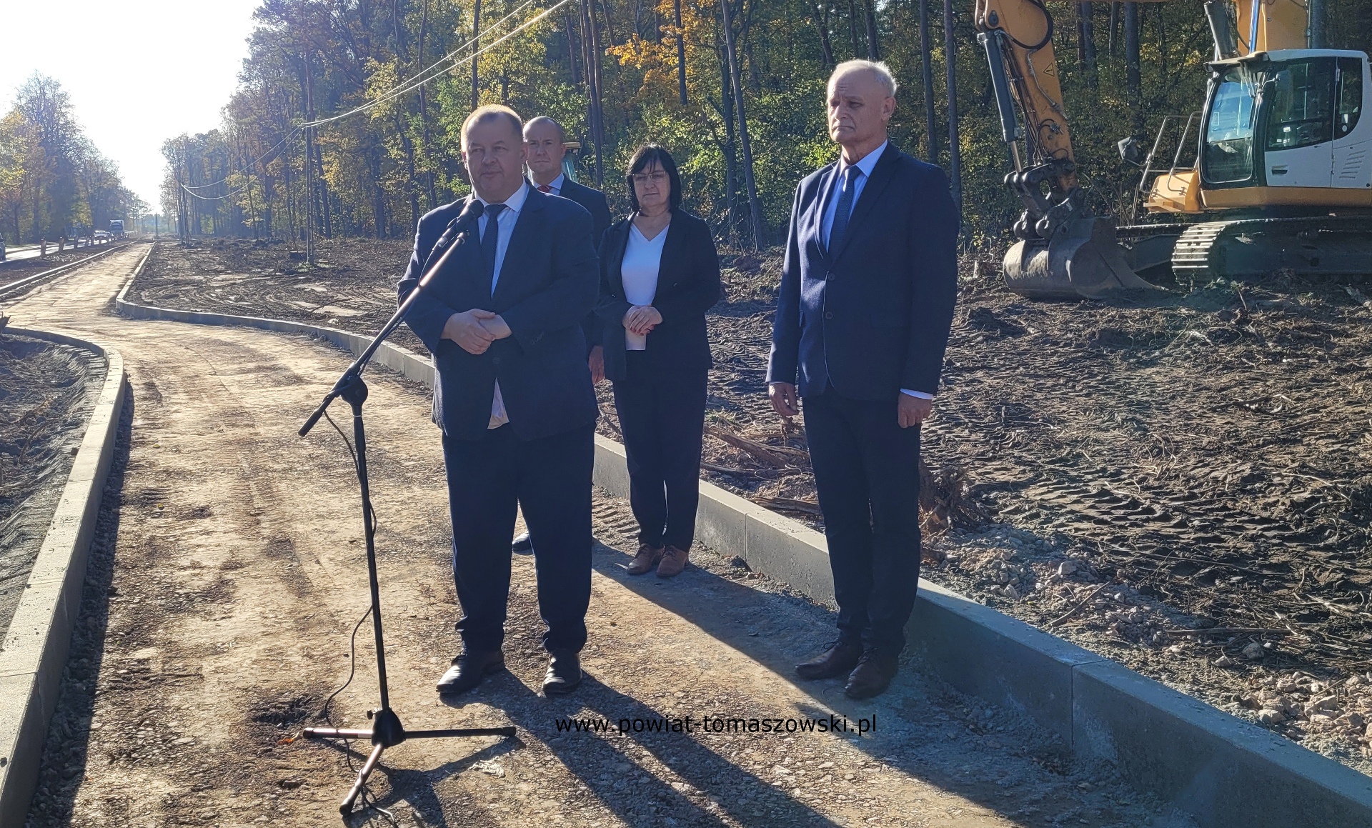 Na zdjęciu: uczestnicy konferencji prasowej, kt&oacute;ra odbyła się w&nbsp;czwartek, 23 października 2025 roku, na&nbsp;ulicy Dąbrowskiej w&nbsp;Tomaszowie Mazowieckim. 