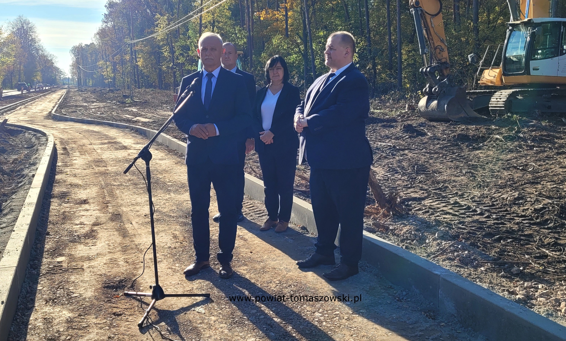 Na zdjęciu: uczestnicy konferencji prasowej, kt&oacute;ra odbyła się w&nbsp;czwartek, 23 października 2025 roku, na&nbsp;ulicy Dąbrowskiej w&nbsp;Tomaszowie Mazowieckim. 