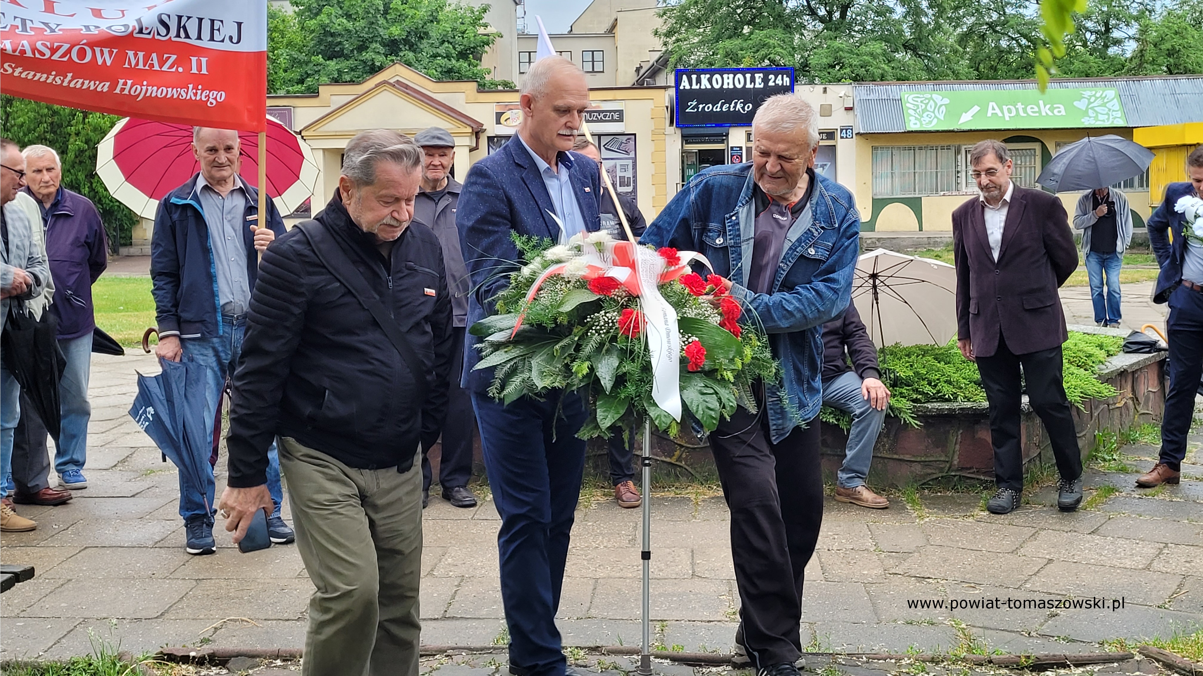 Na zdjęciu: uczestnicy uroczystości upamiętniającej 25-lecie powstania obelisku im. Romana Dmowskiego w&nbsp;Tomaszowie Mazowieckim, kt&oacute;ra odbyła się w&nbsp;środę, 22 maja 2024 roku,