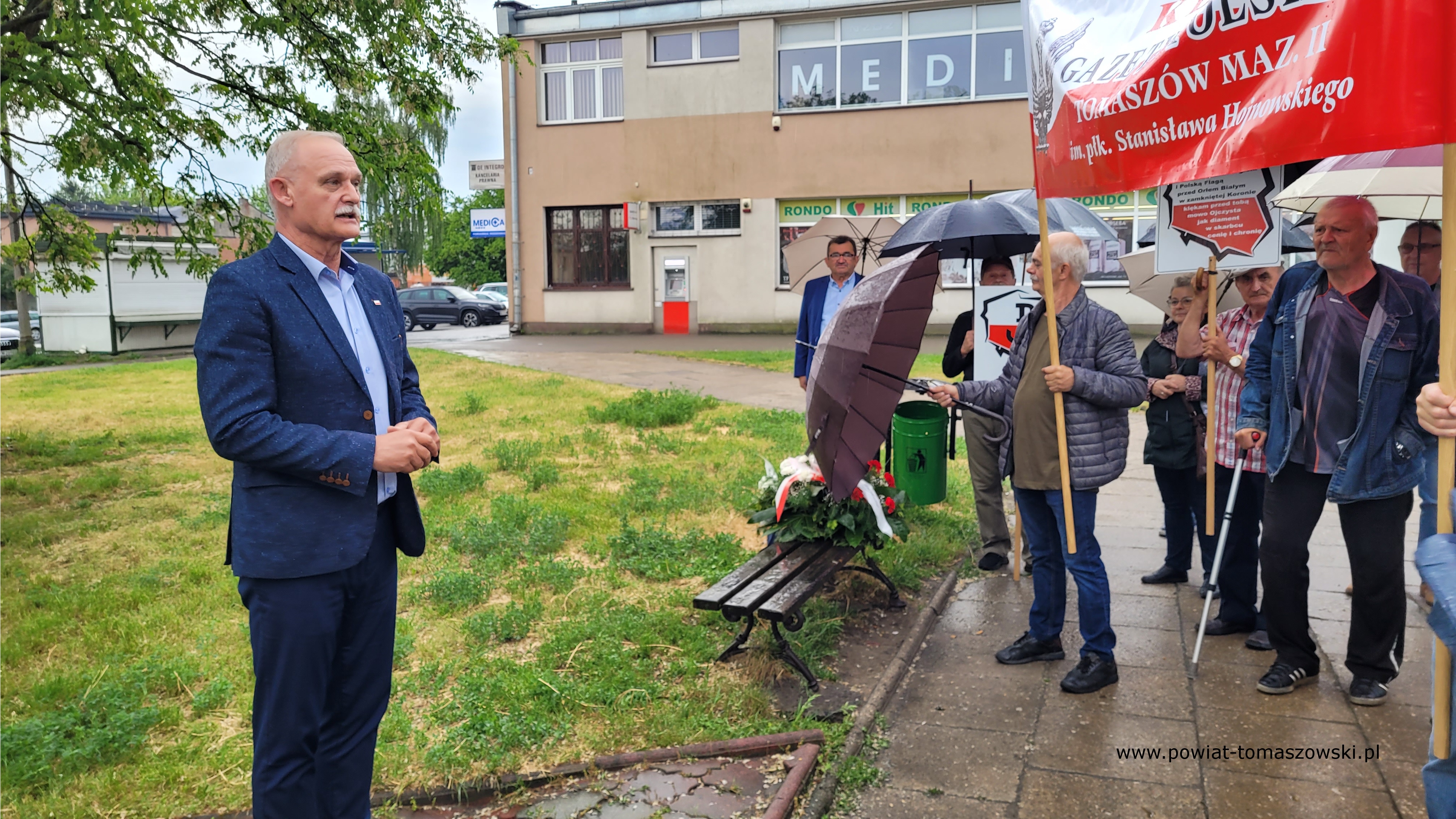 Na zdjęciu: uczestnicy uroczystości upamiętniającej 25-lecie powstania obelisku im. Romana Dmowskiego w&nbsp;Tomaszowie Mazowieckim, kt&oacute;ra odbyła się w&nbsp;środę, 22 maja 2024 roku,