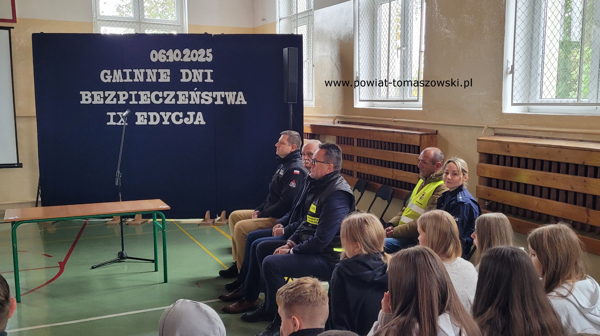 Na zdjęciu: uczestnicy IX edycji Dni Bezpieczeństwa Gminy Inowłódz, które odbyły się w poniedziałek, 6 października 2025 roku, w Szkole Podstawowej im. I. Mościckiego w Królowej Woli.