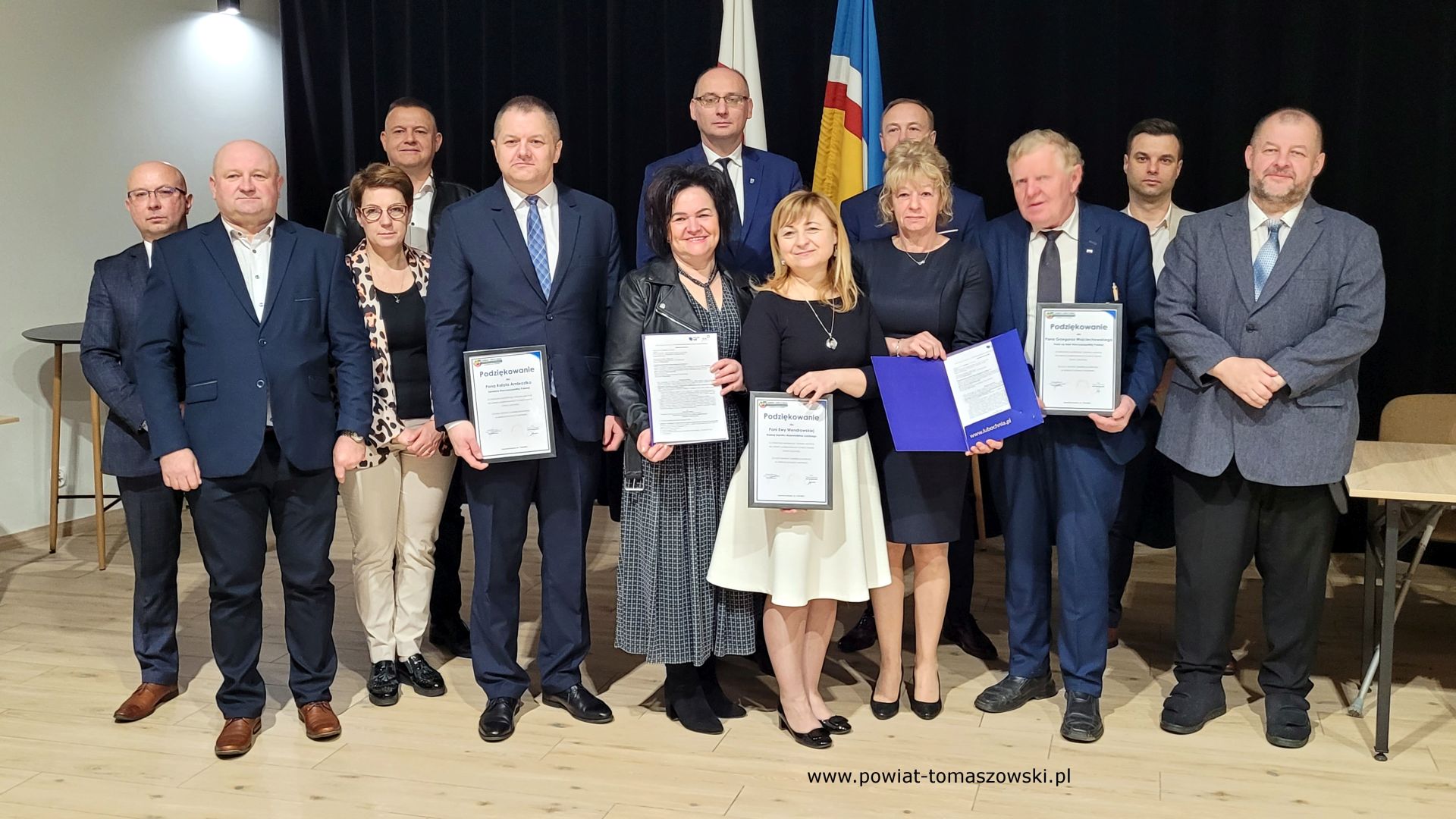 Na zdjęciu: uczestnicy spotkania, podczas kt&oacute;rego podpisana została umowa pomiędzy Gminą Lubochnia i&nbsp;Przedsiębiorstwem Rob&oacute;t Drogowo Mostowych z&nbsp;Piotrkowa Trybunalskiego, na&nbsp;remont dr&oacute;g w&nbsp;gminie Lubochnia, 