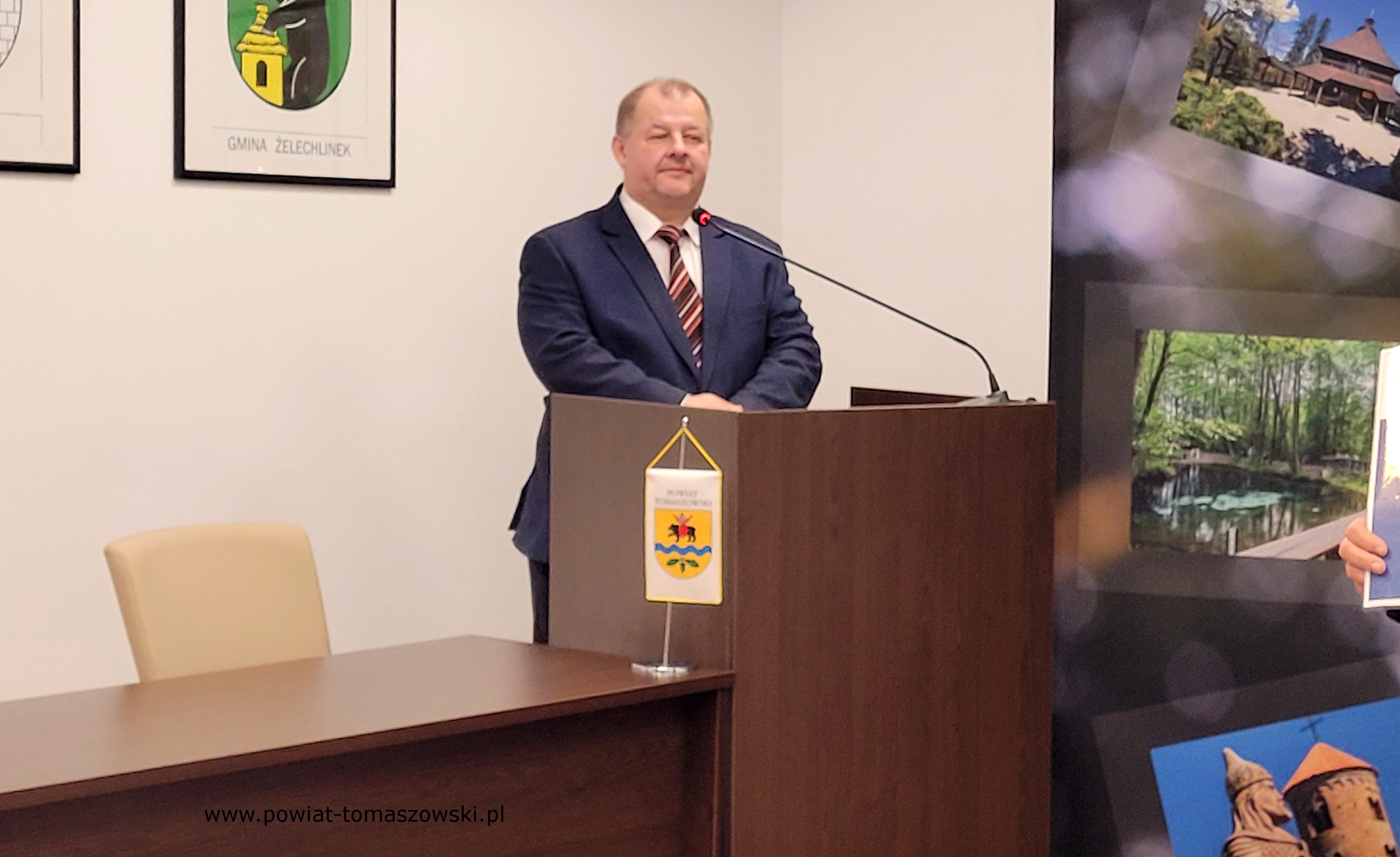 Na zdjęciu: Mariusz Węgrzynowski – Starosta Powiatu Tomaszowskiego, podczas konferencji prasowej dotycząca zadania pod nazwą  „Poprawa infrastruktury drogowej na terenie powiatu tomaszowskiego etap I”, która odbyła się w środę, 31 lipca 2024 roku, w sali konferencyjnej w Starostwie Powiatowym w Tomaszowie Mazowieckim,