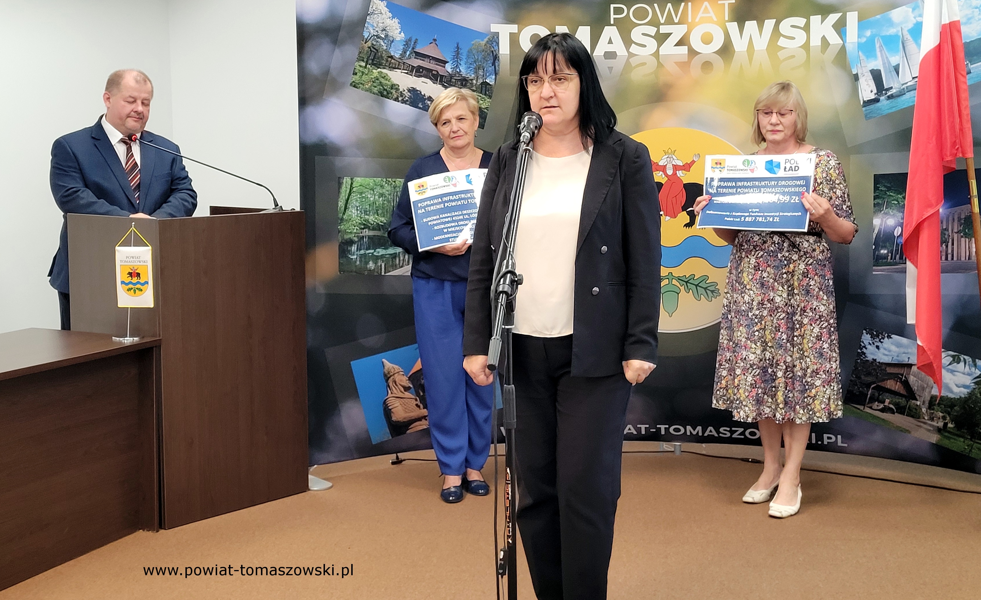 Na zdjęciu: uczestnicy konferencji prasowej dotycząca zadania pod nazwą  „Poprawa infrastruktury drogowej na terenie powiatu tomaszowskiego etap I”, która odbyła się w środę, 31 lipca 2024 roku, w sali konferencyjnej w Starostwie Powiatowym w Tomaszowie Mazowieckim,