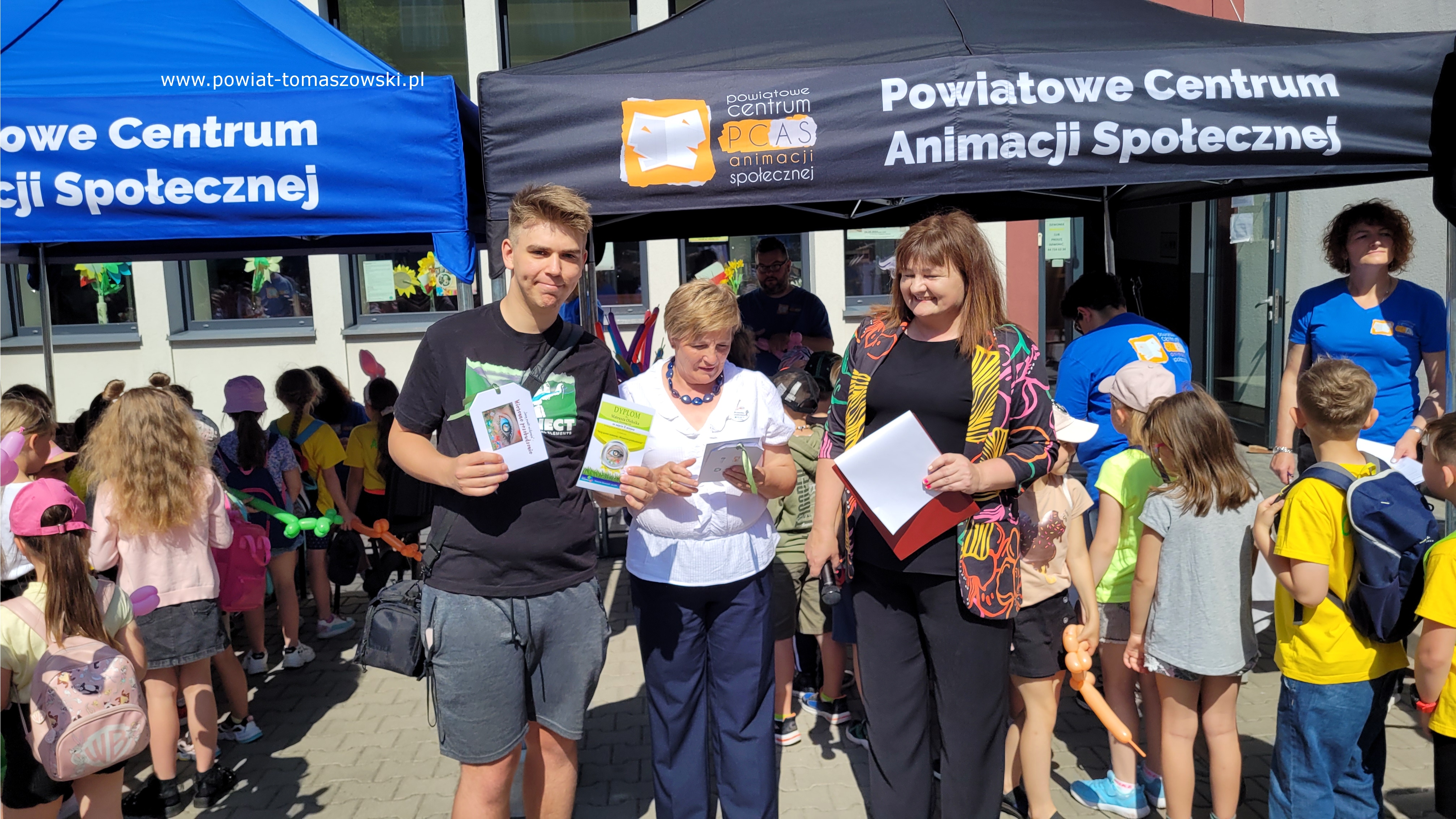 Na zdjęciu: uczestnicy akcji &bdquo;Drzewko za makulaturę&rdquo;, kt&oacute;ra odbyła się  w&nbsp;środę, 22 maja 2024 roku, w&nbsp;Powiatowym Centrum Animacji Społecznej w&nbsp;Tomaszowie Mazowieckim, 