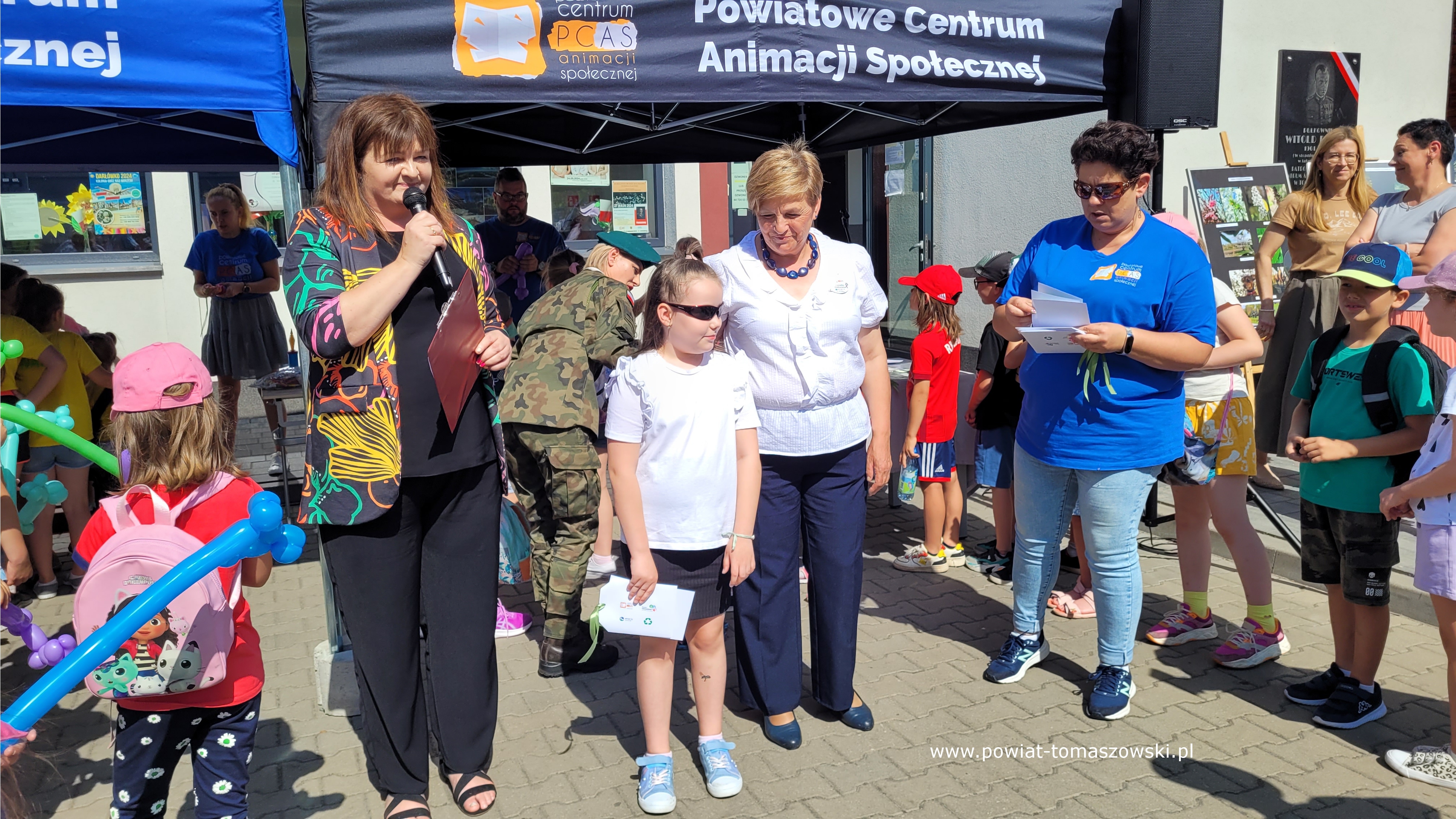 Na zdjęciu: uczestnicy akcji &bdquo;Drzewko za makulaturę&rdquo;, kt&oacute;ra odbyła się  w&nbsp;środę, 22 maja 2024 roku, w&nbsp;Powiatowym Centrum Animacji Społecznej w&nbsp;Tomaszowie Mazowieckim, 
