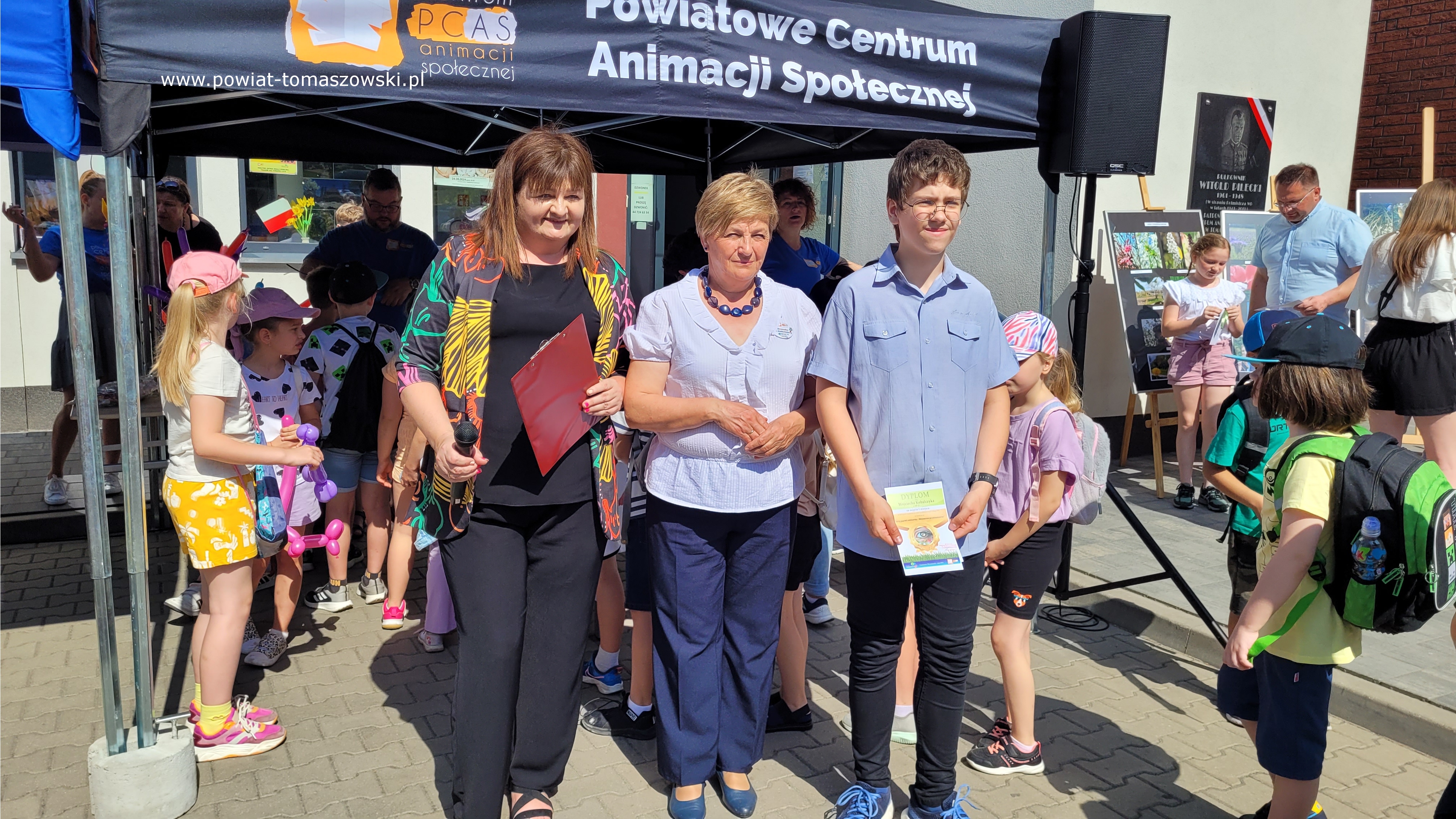 Na zdjęciu: uczestnicy akcji &bdquo;Drzewko za makulaturę&rdquo;, kt&oacute;ra odbyła się  w&nbsp;środę, 22 maja 2024 roku, w&nbsp;Powiatowym Centrum Animacji Społecznej w&nbsp;Tomaszowie Mazowieckim, 