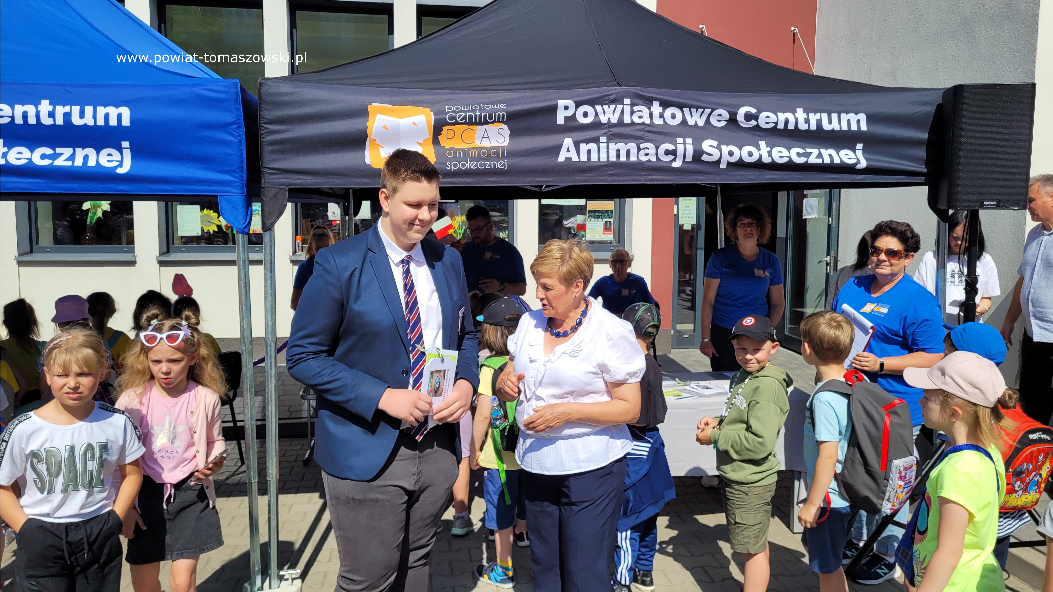 Na zdjęciu: uczestnicy akcji &bdquo;Drzewko za makulaturę&rdquo;, kt&oacute;ra odbyła się  w&nbsp;środę, 22 maja 2024 roku, w&nbsp;Powiatowym Centrum Animacji Społecznej w&nbsp;Tomaszowie Mazowieckim, 