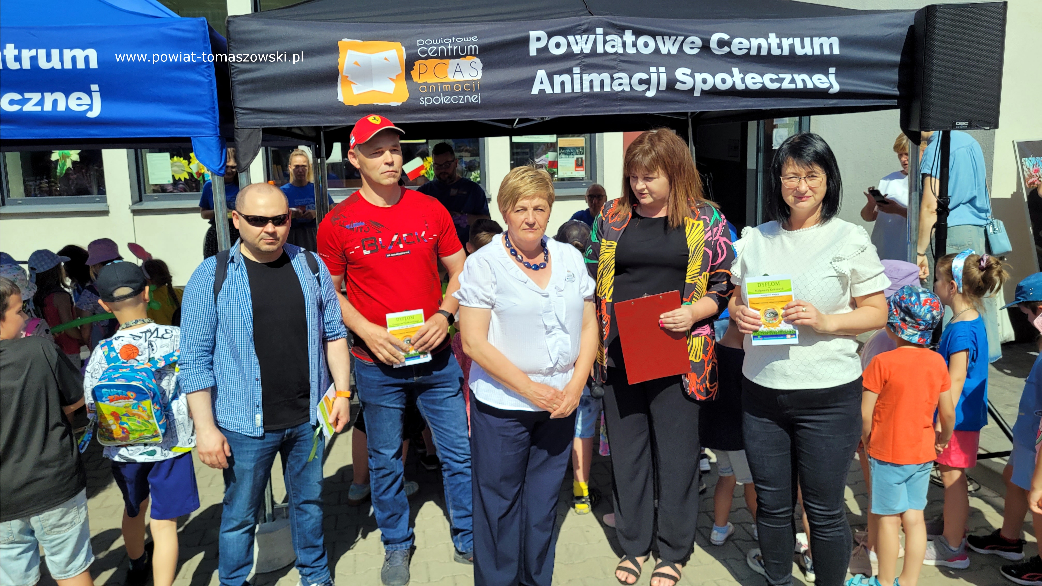 Na zdjęciu: uczestnicy akcji &bdquo;Drzewko za makulaturę&rdquo;, kt&oacute;ra odbyła się  w&nbsp;środę, 22 maja 2024 roku, w&nbsp;Powiatowym Centrum Animacji Społecznej w&nbsp;Tomaszowie Mazowieckim, 