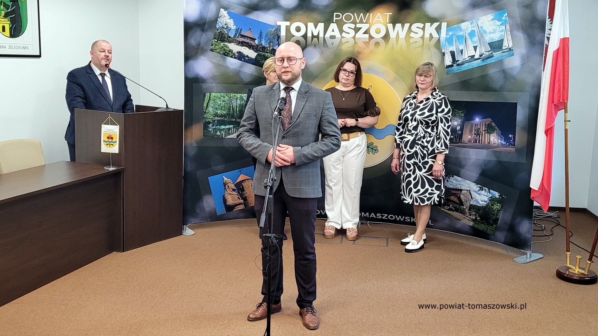 Na zdjęciu: uczestnicy konferencji prasowej, podczas której Mariusz Węgrzynowski – Starosta Powiatu Tomaszowskiego – wręczył Agnieszce Dziedzic akt powierzenia stanowiska dyrektora Zespołu Szkół Ponadpodstawowych nr 8 w Tomaszowie Mazowieckim na kolejną pięcioletnią kadencję, która odbyła się w środę, 4 czerwca 2025 roku, w sali konferencyjnej Starostwa Powiatowego w Tomaszowie Mazowieckim. 