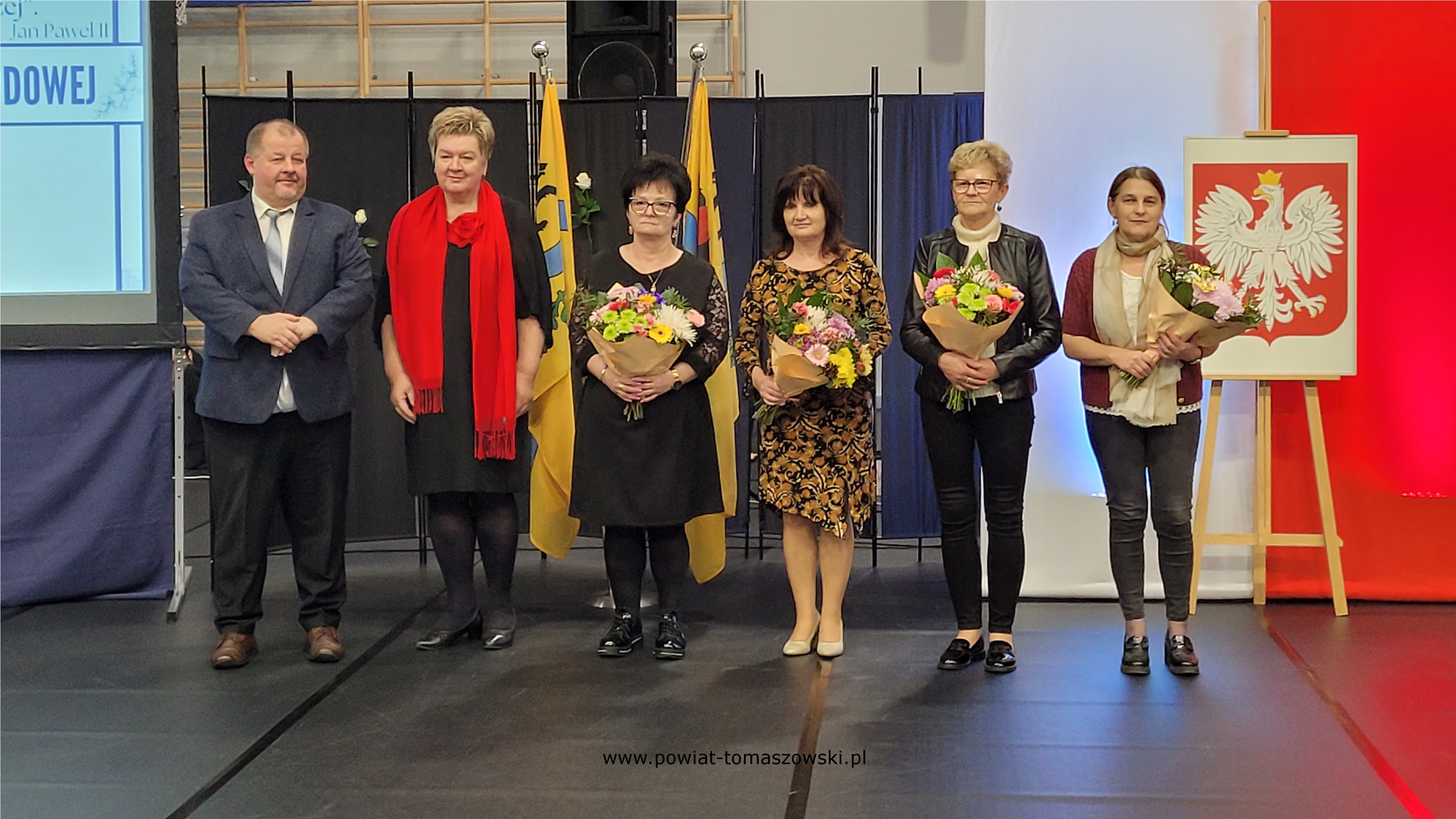 Na zdjęciu: uczestnicy powiatowych obchodów Dnia Edukacji Narodowej, które odbyły się w poniedziałek, 14 października 2024 roku, w II Liceum Ogólnokształcącym im. Stefana Żeromskiego w Tomaszowie Mazowieckim, 