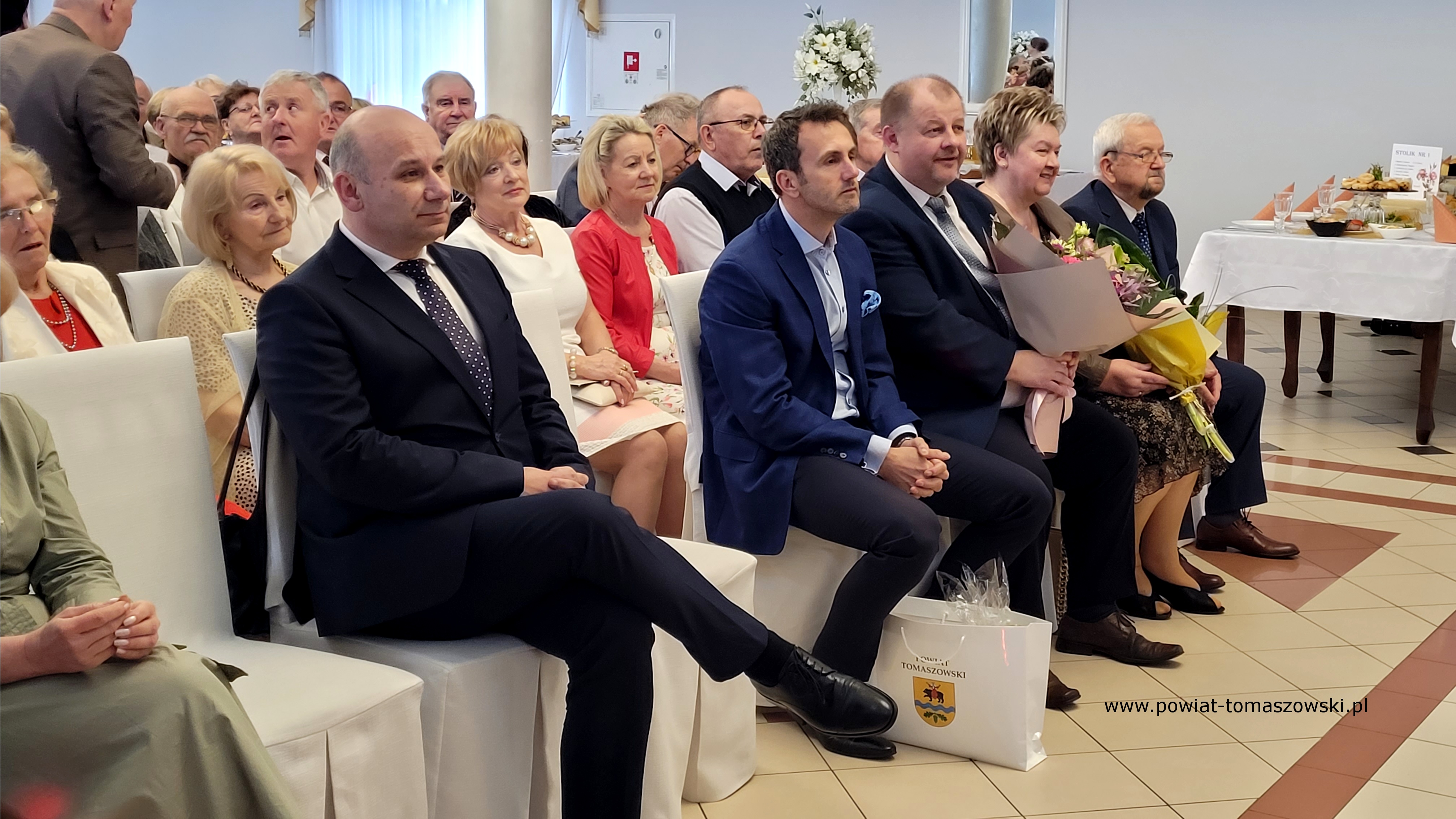 Na zdjęciu: uczestnicy spotkania członk&oacute;w Powiatowego Stowarzyszenia Emeryt&oacute;w, Rencist&oacute;w i&nbsp;Inwalid&oacute;w z&nbsp;okazji Światowego Dnia Inwalid&oacute;w i&nbsp;Os&oacute;b Niepełnosprawnych, kt&oacute;re odbyło się w&nbsp;środę, 17 kwietnia 2024 roku, w&nbsp;Barze Janosik,  