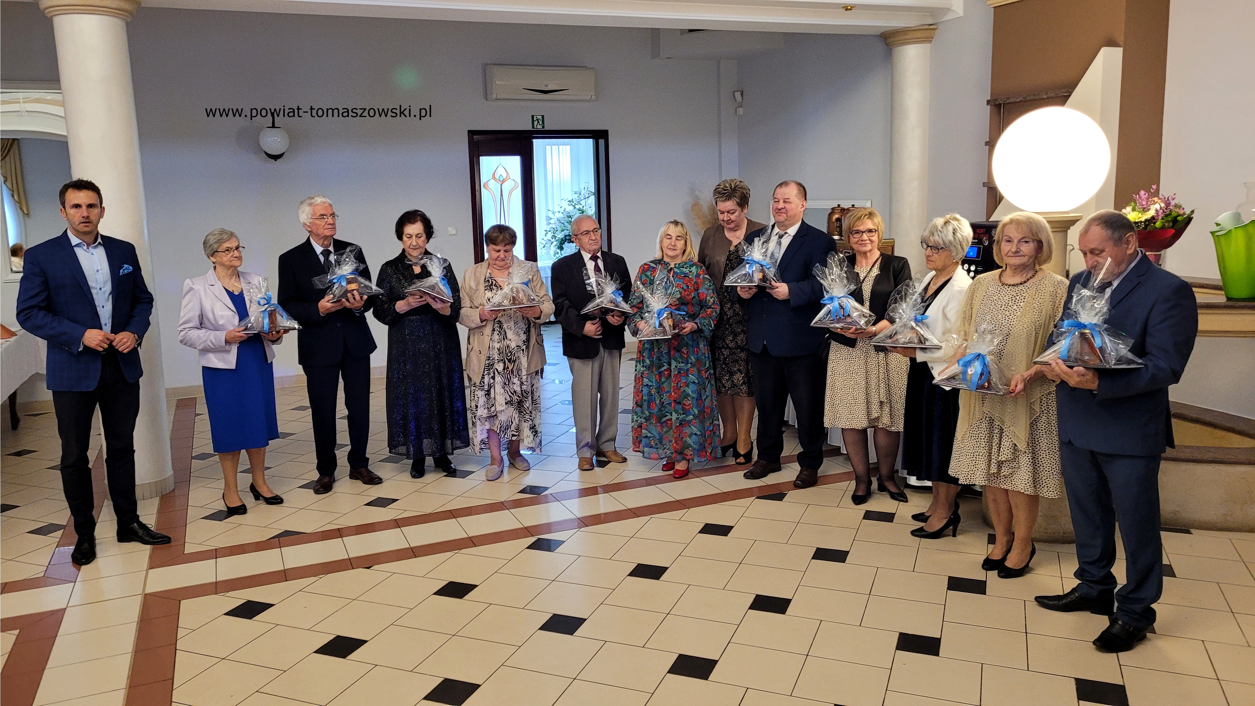 Na zdjęciu: uczestnicy spotkania członk&oacute;w Powiatowego Stowarzyszenia Emeryt&oacute;w, Rencist&oacute;w i&nbsp;Inwalid&oacute;w z&nbsp;okazji Światowego Dnia Inwalid&oacute;w i&nbsp;Os&oacute;b Niepełnosprawnych, kt&oacute;re odbyło się w&nbsp;środę, 17 kwietnia 2024 roku, w&nbsp;Barze Janosik,  