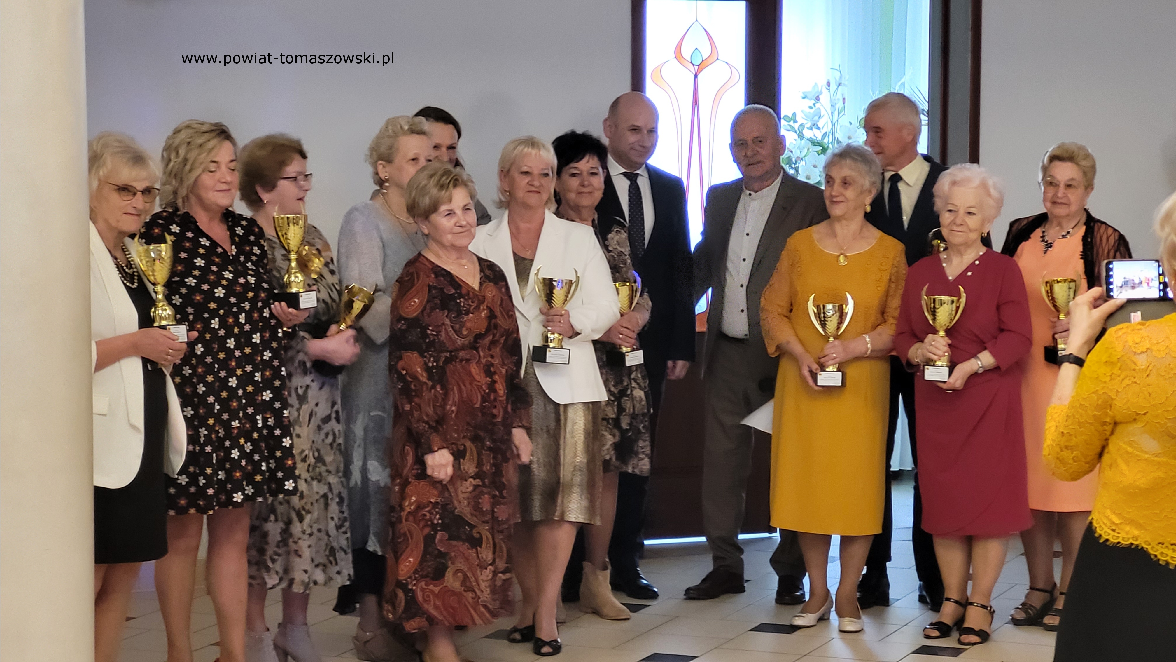 Na zdjęciu: uczestnicy spotkania członk&oacute;w Powiatowego Stowarzyszenia Emeryt&oacute;w, Rencist&oacute;w i&nbsp;Inwalid&oacute;w z&nbsp;okazji Światowego Dnia Inwalid&oacute;w i&nbsp;Os&oacute;b Niepełnosprawnych, kt&oacute;re odbyło się w&nbsp;środę, 17 kwietnia 2024 roku, w&nbsp;Barze Janosik,  