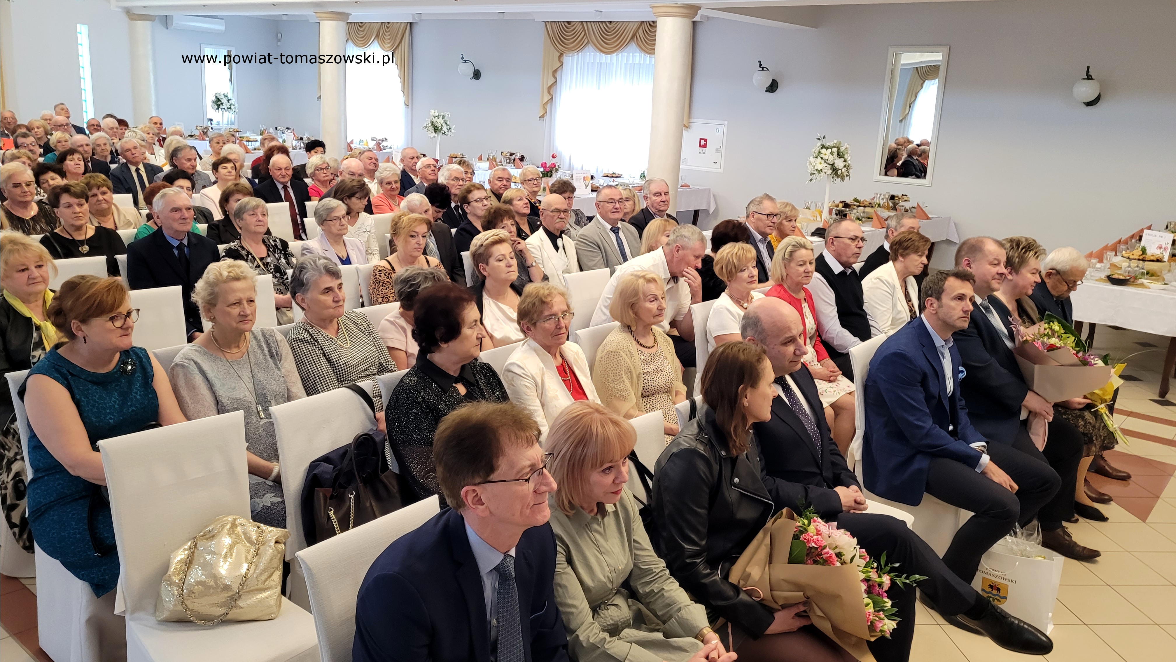 Na zdjęciu: uczestnicy spotkania członk&oacute;w Powiatowego Stowarzyszenia Emeryt&oacute;w, Rencist&oacute;w i&nbsp;Inwalid&oacute;w z&nbsp;okazji Światowego Dnia Inwalid&oacute;w i&nbsp;Os&oacute;b Niepełnosprawnych, kt&oacute;re odbyło się w&nbsp;środę, 17 kwietnia 2024 roku, w&nbsp;Barze Janosik,  